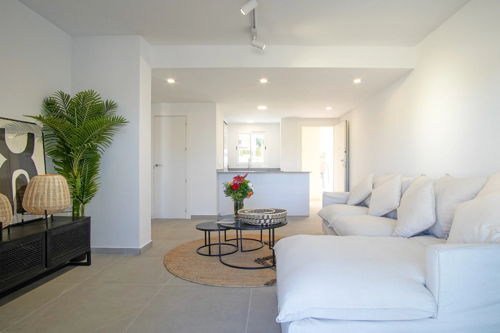 Bajo en venta con espacioso jardín y vistas a la montaña en Denia.