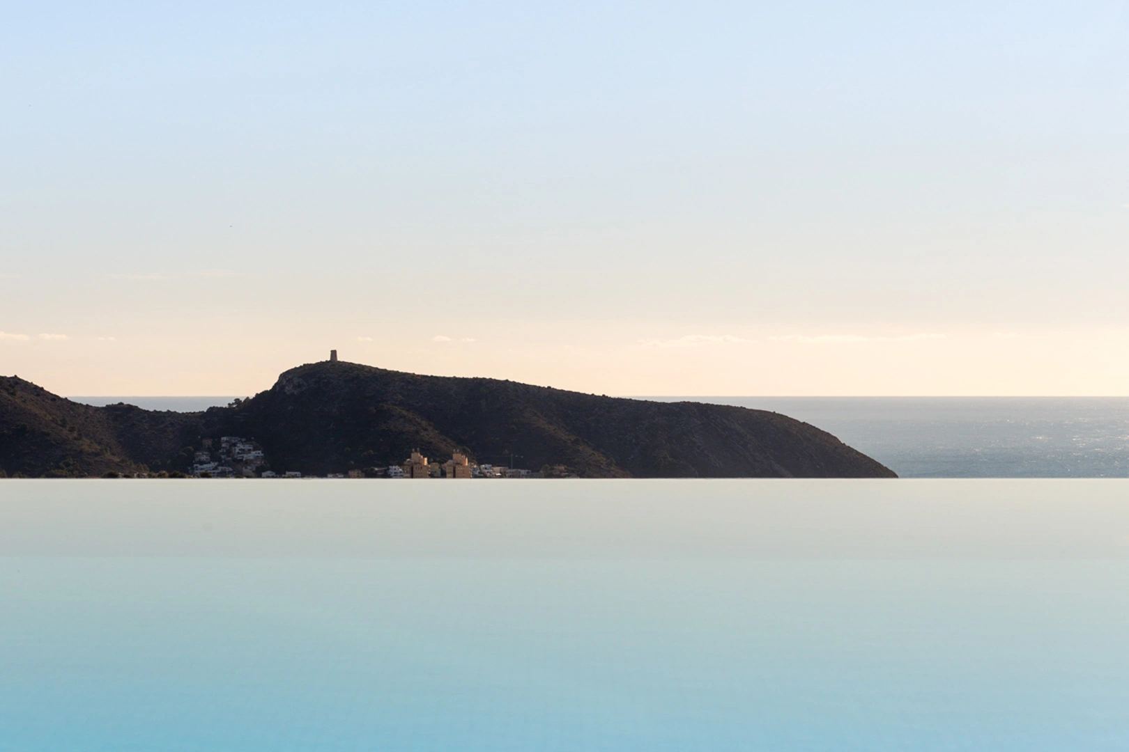 Villa moderna con vistas panoramicas al mar a la venta en Moraira.