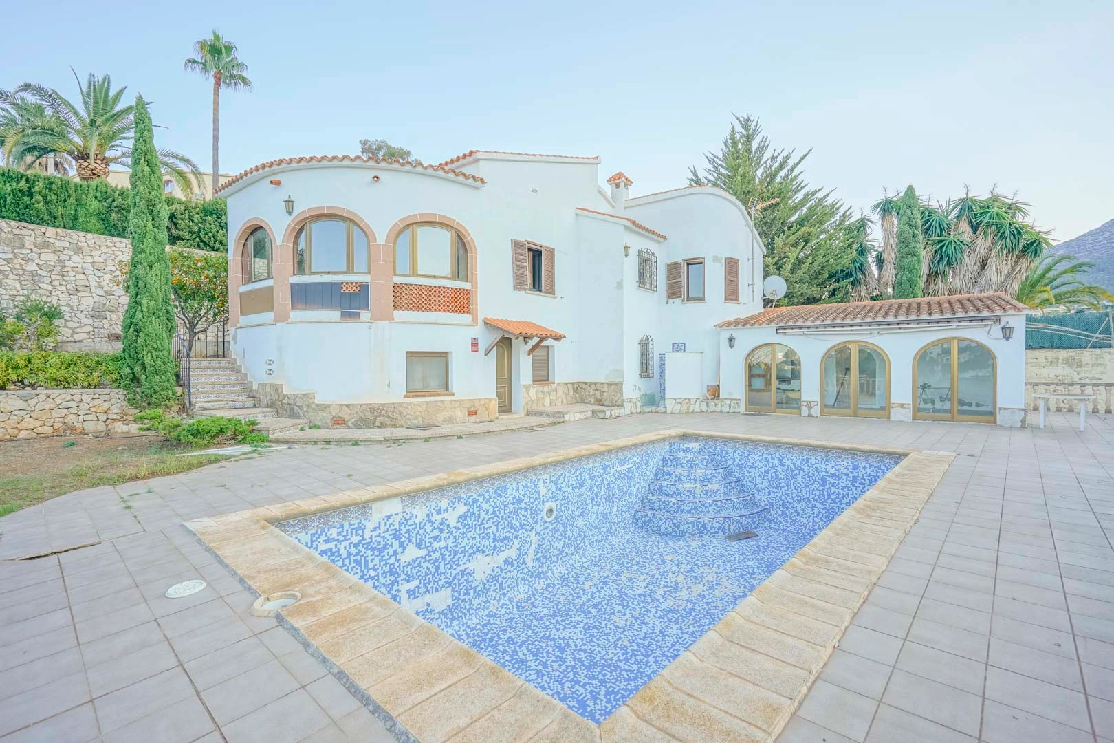 Villa tradicional con licencia para reformar en venta en Denia
