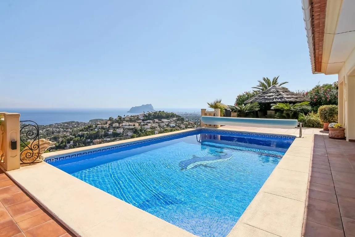 Preciosa villa con vistas panorámicas al mar en venta en Moraira.