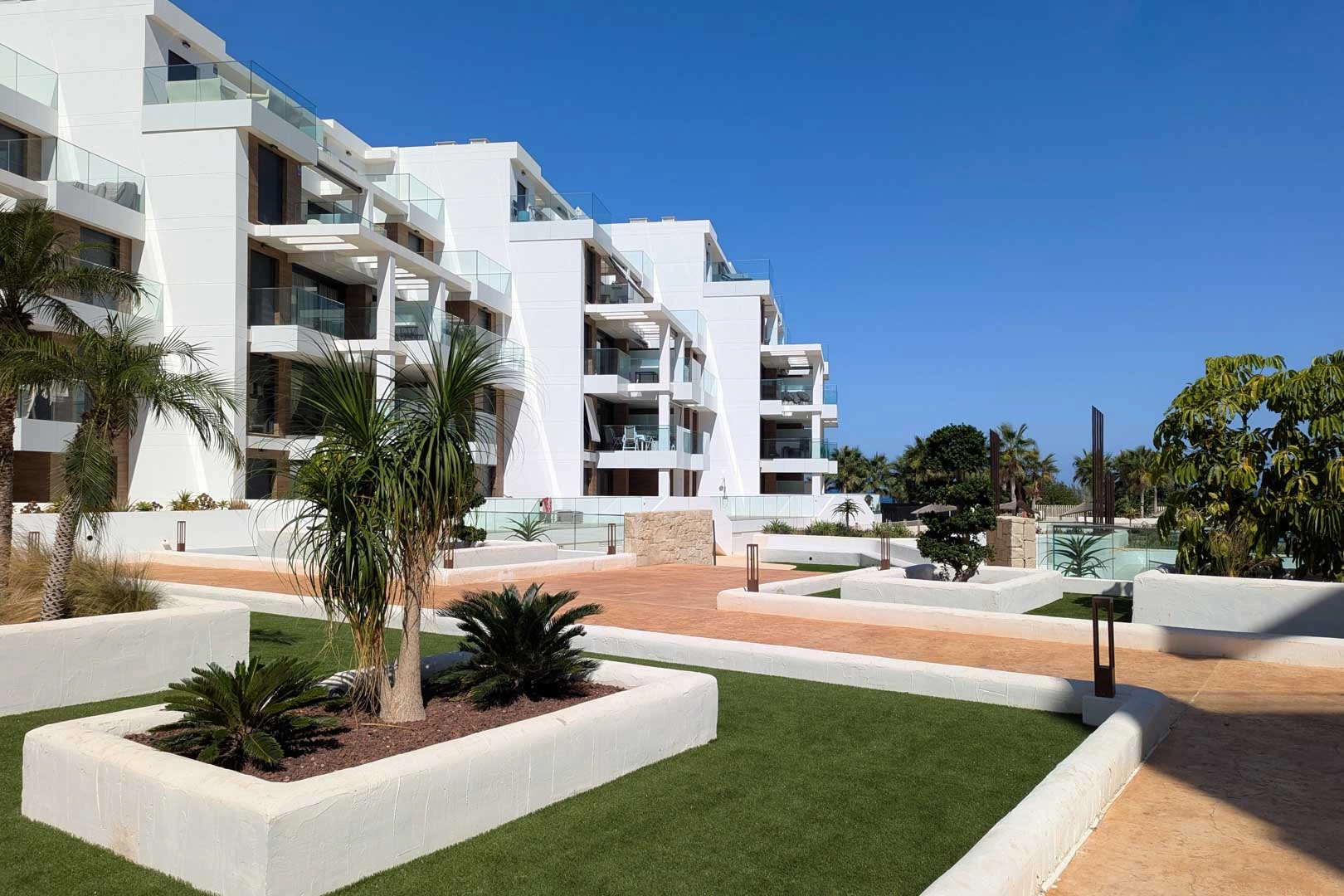 Ático con amplia terraza, en primera linea con vistas al mar y montaña, a la venta en Denia.