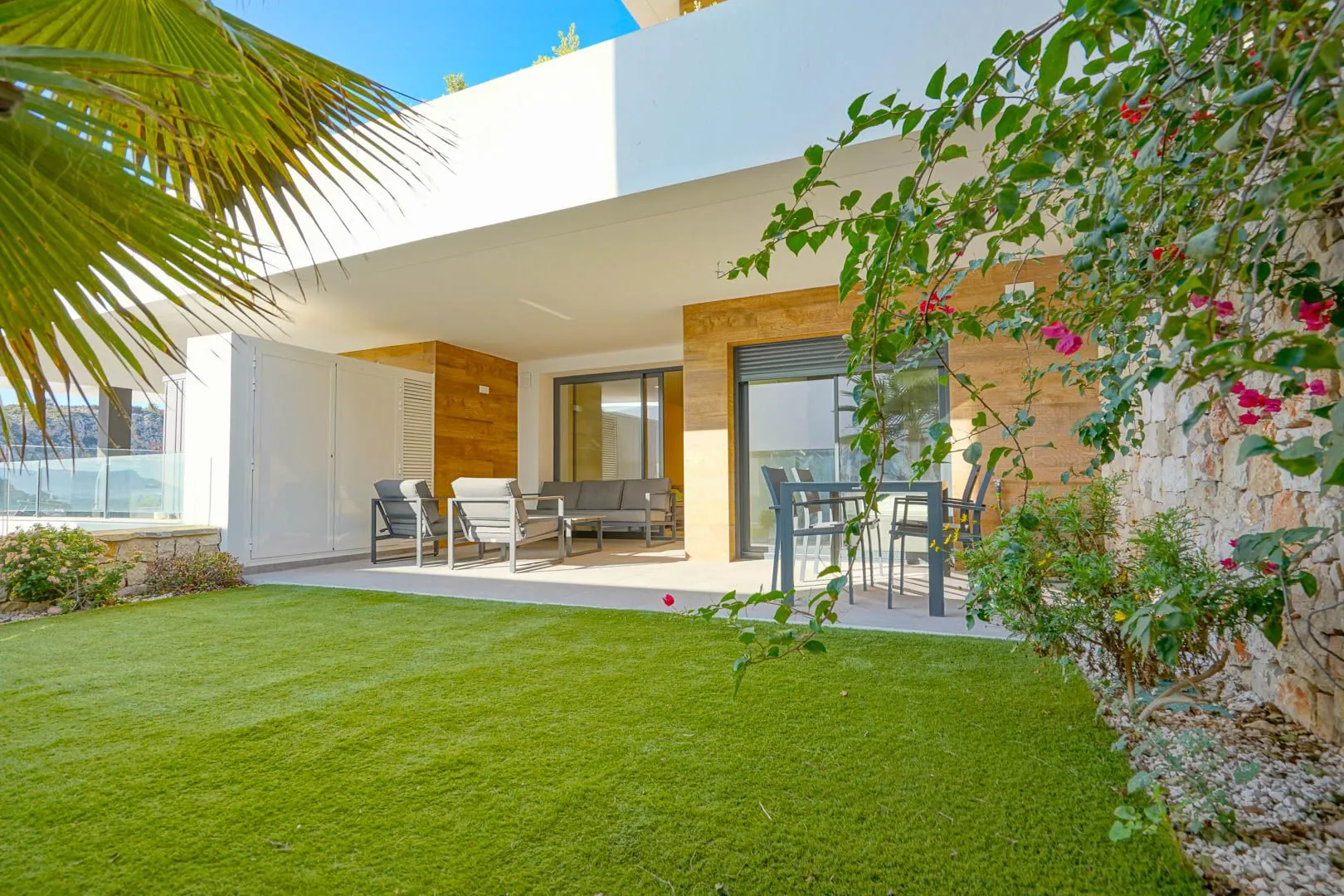Luminoso y moderno apartamento de dos dormitorios en venta en Cumbre del Sol.
