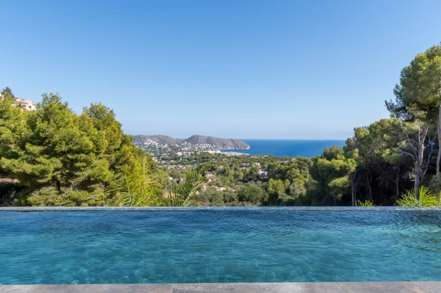 Impactante villa con vistas panorámicas al mar cerca de moraira