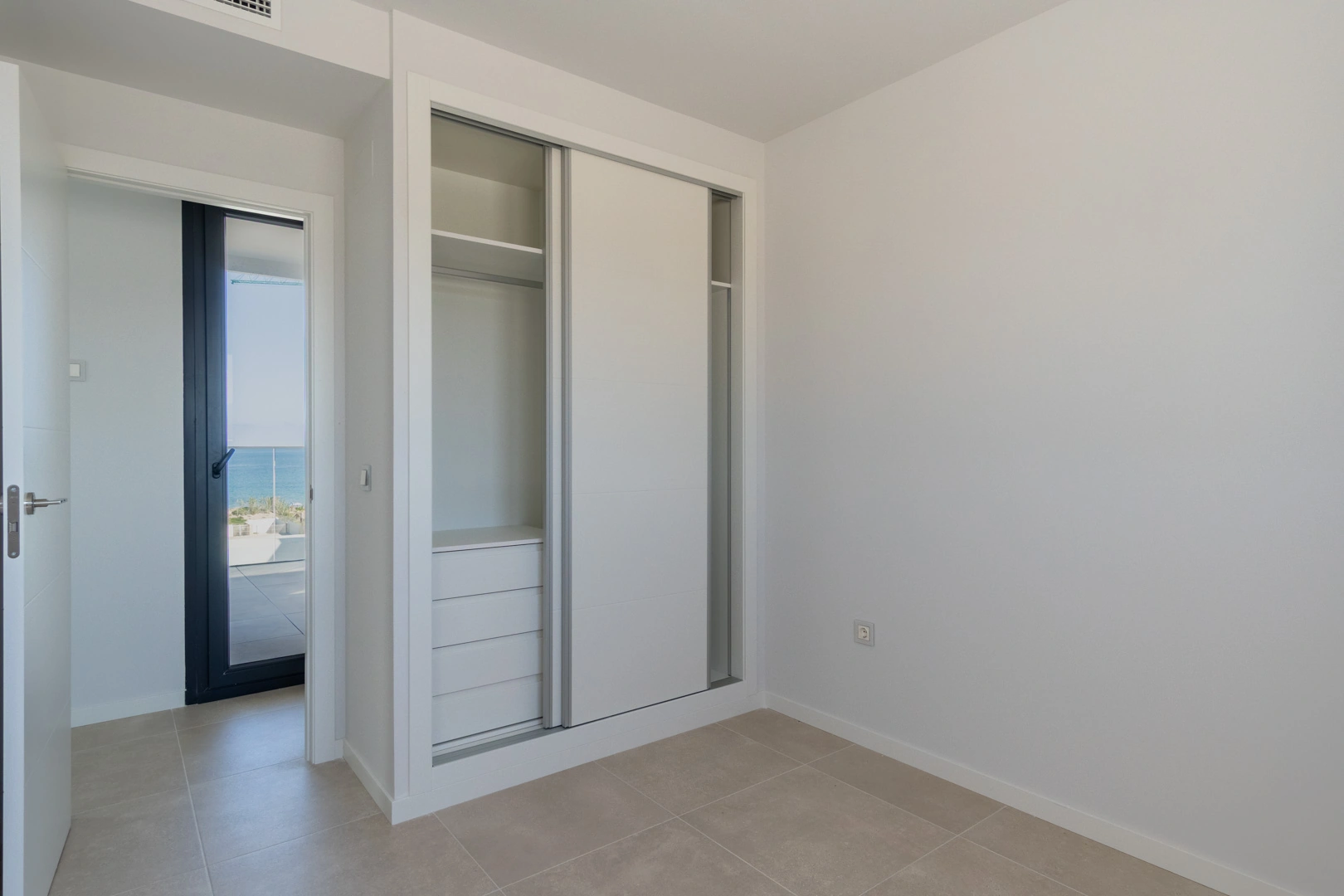 Ático con amplia terraza, en primera linea con vistas al mar y montaña, a la venta en Denia.