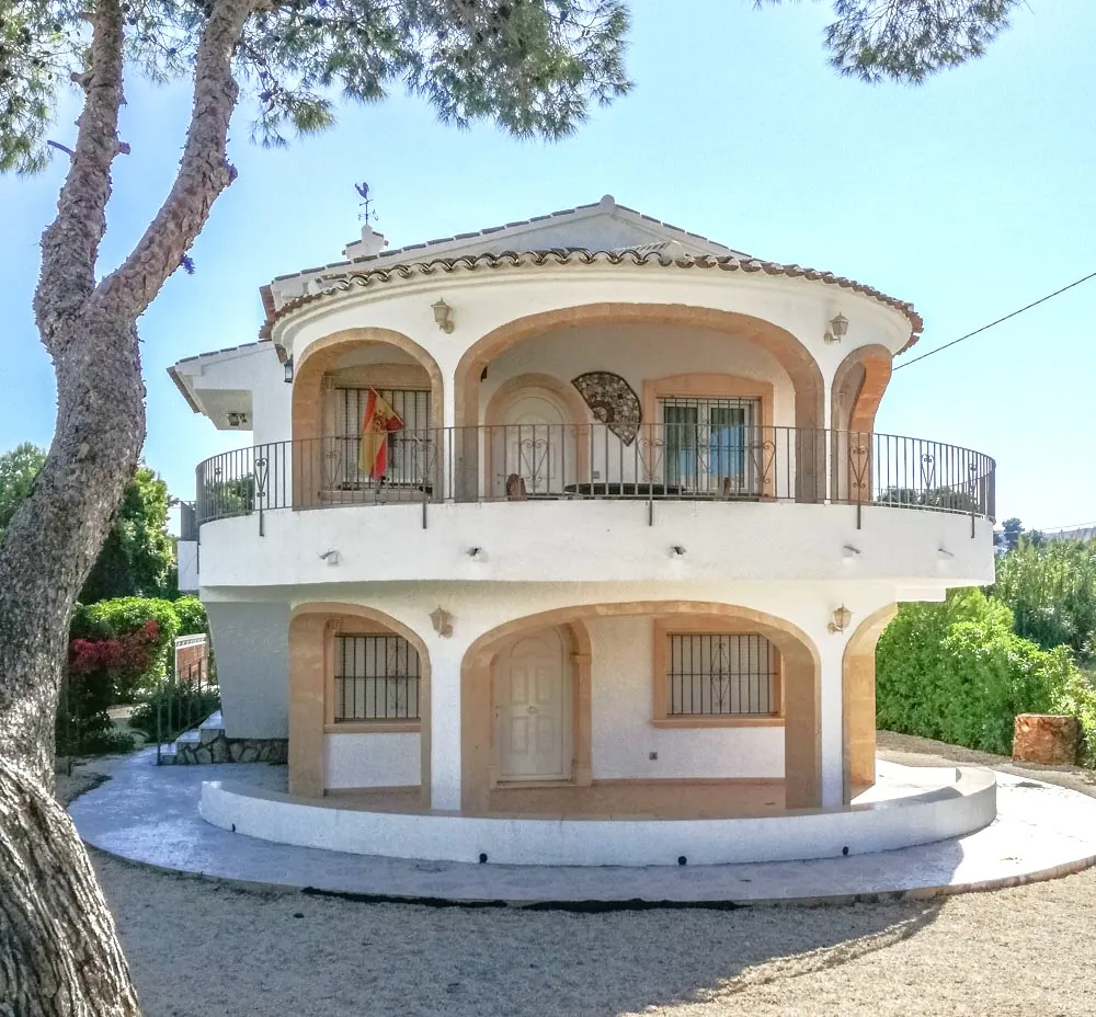 6 slaapkamer villa op 50 meter van het strand te koop in Jávea
