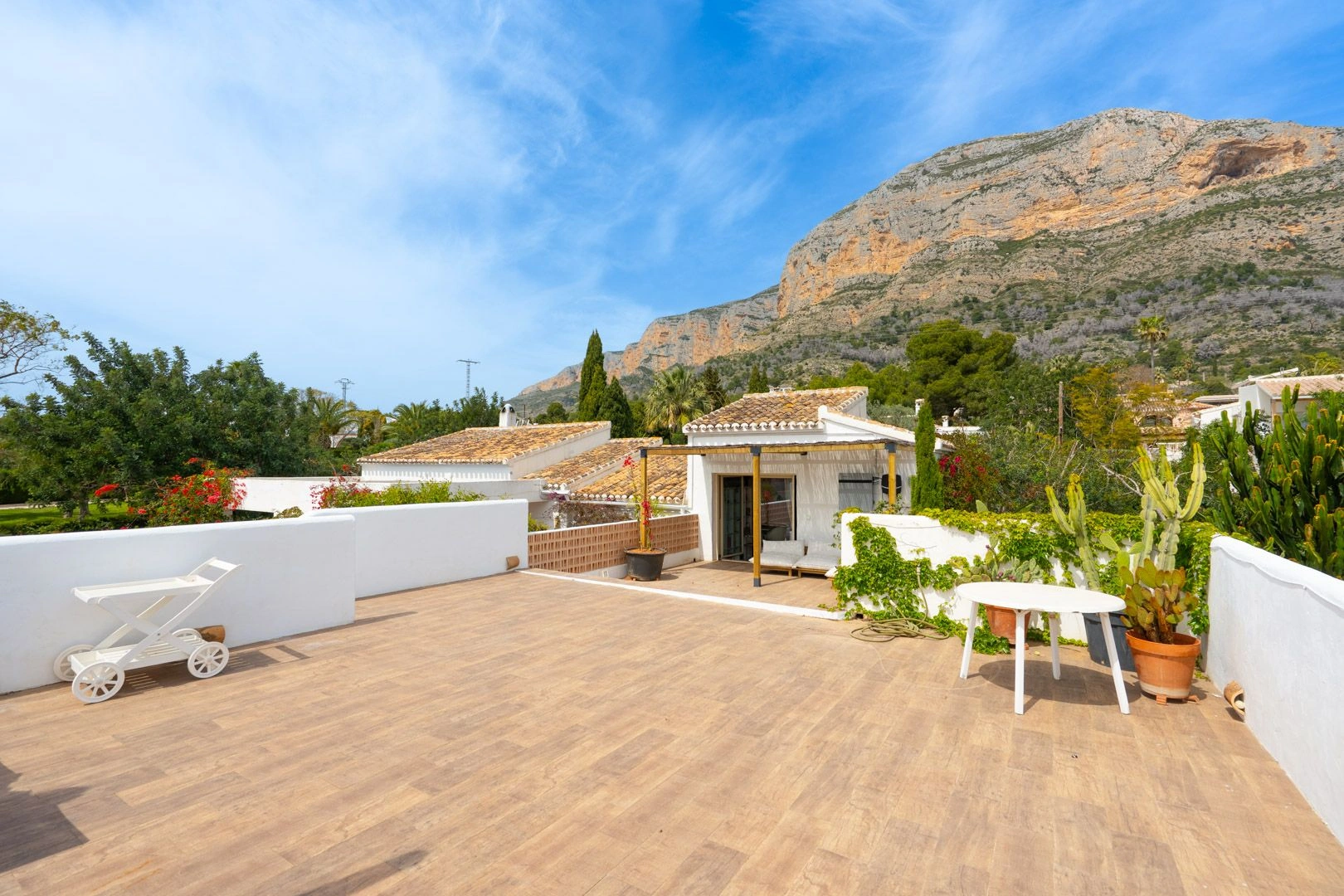 Charmante villa au pied du Montgó avec piscine et maison d'invités.