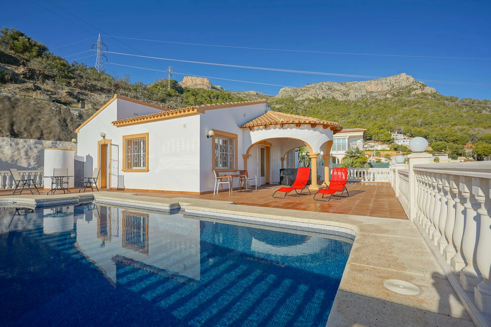 Villa con casa de invitados y vistas panoramicas al mar en venta en Calpe