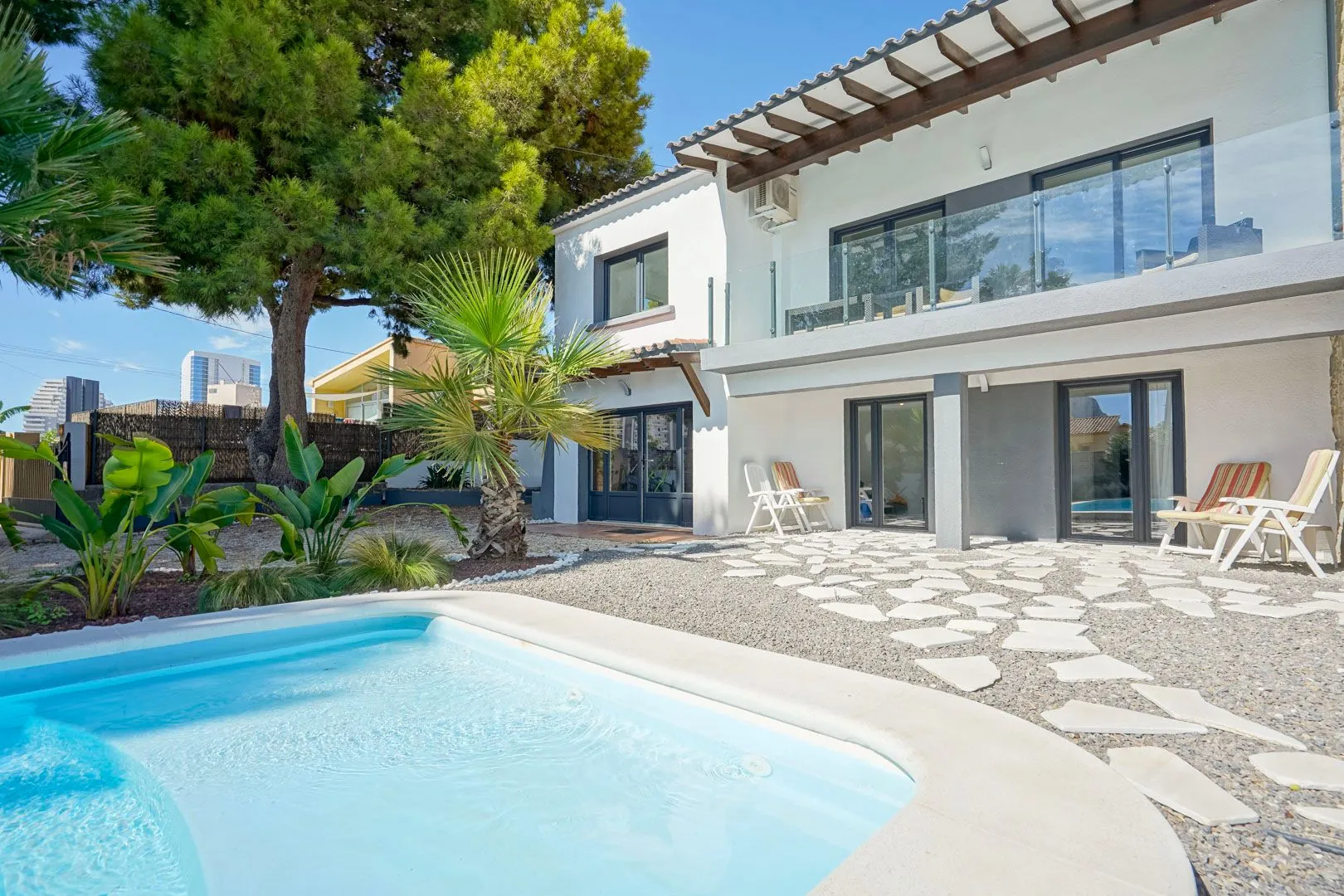 Villa reformada de 5 dormitorios en venta a 500m de la playa y centro de Calpe