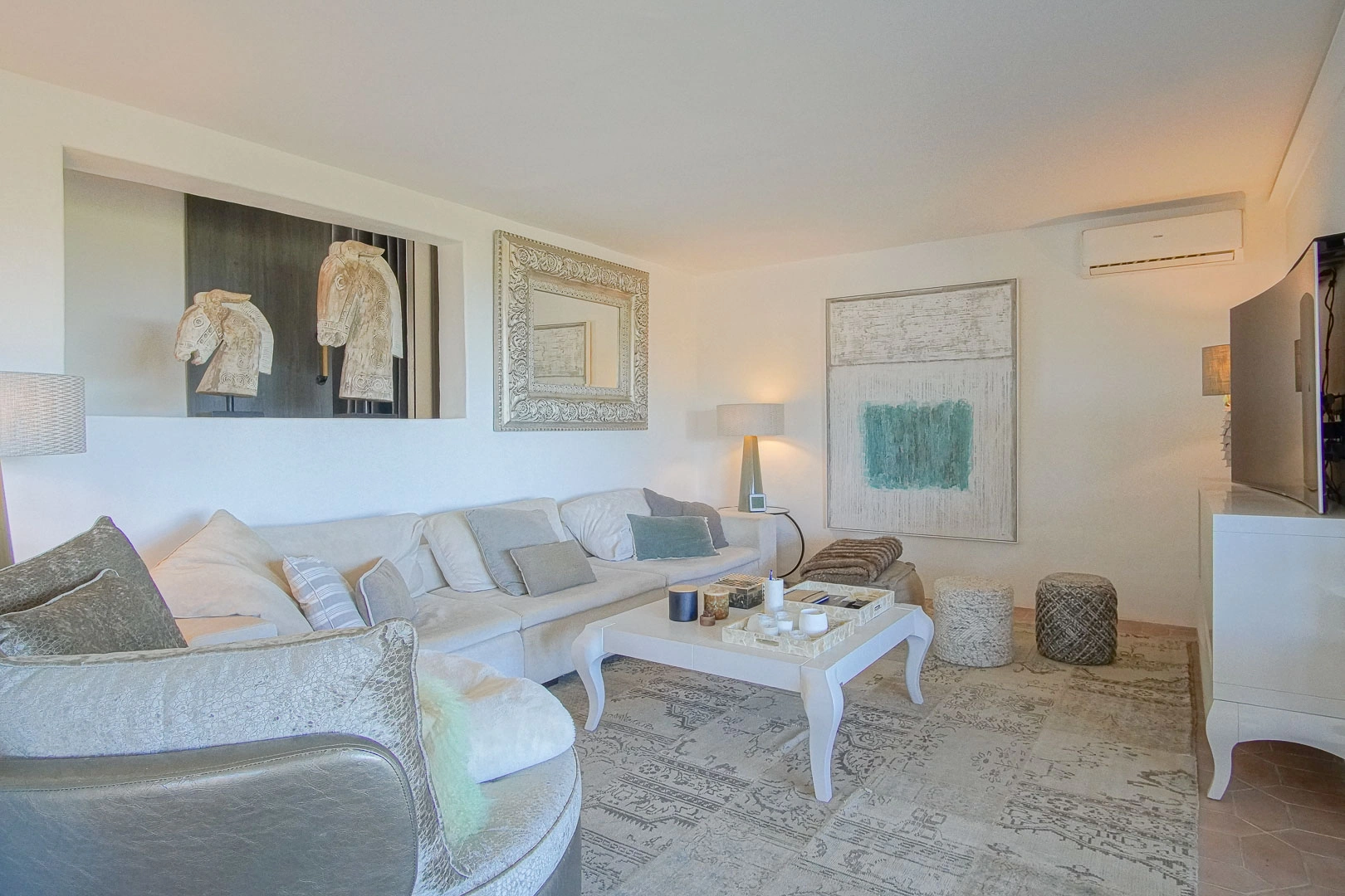 Superbe villa de style rustique avec vue sur la mer et le Montgo.