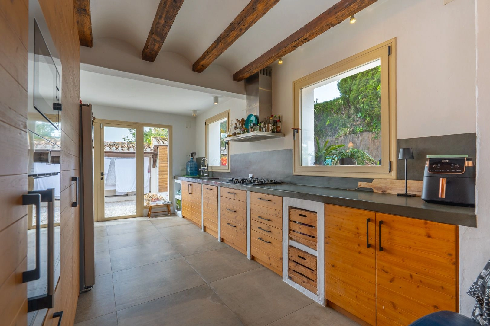 Charmante villa au pied du Montgó avec piscine et maison d'invités.