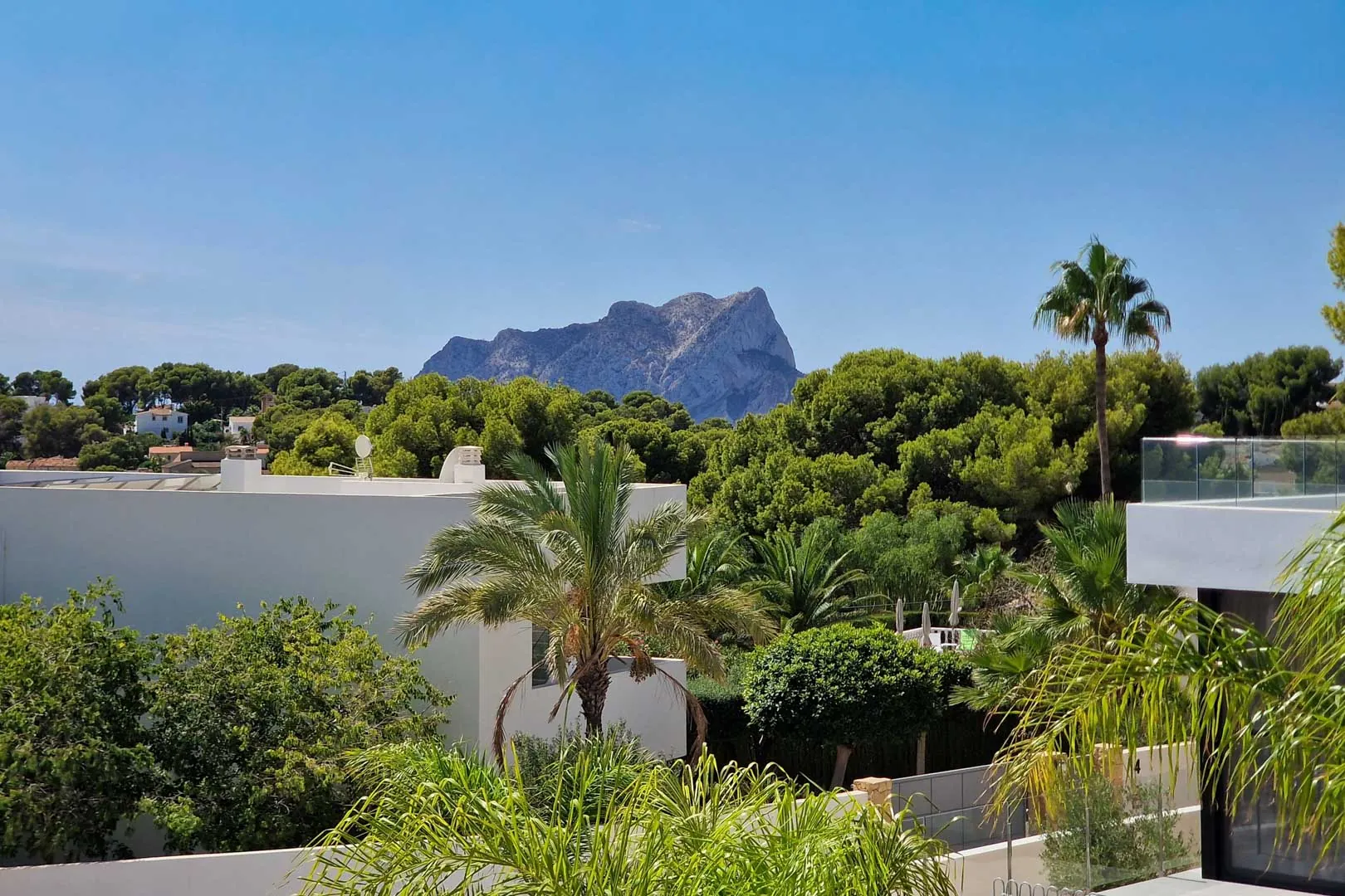 Villa moderna con vistas al mar a la venta en Moraira.