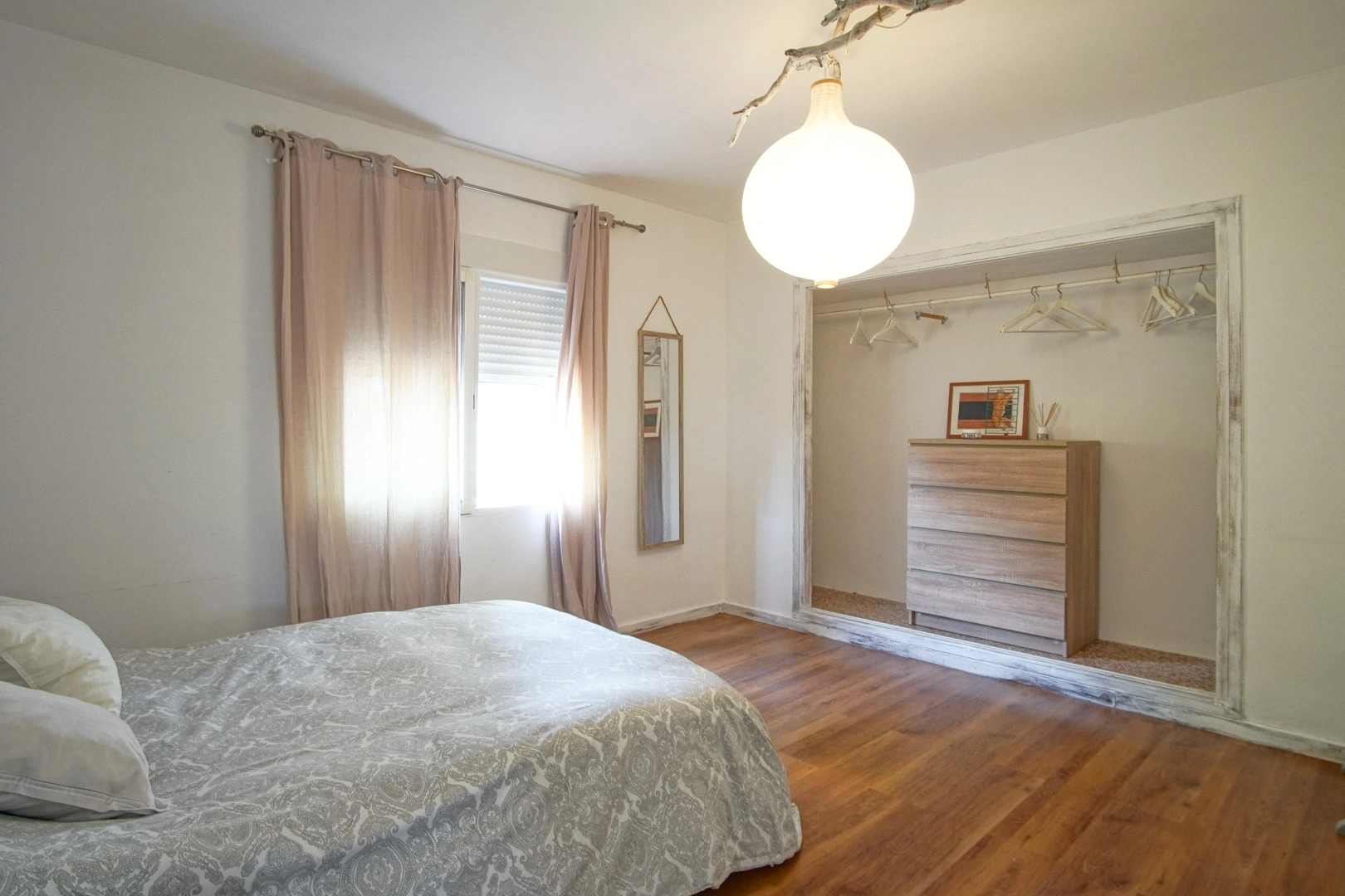 Villa y comercio con vistas parciales al mar a la venta en Las Rotas, Denia