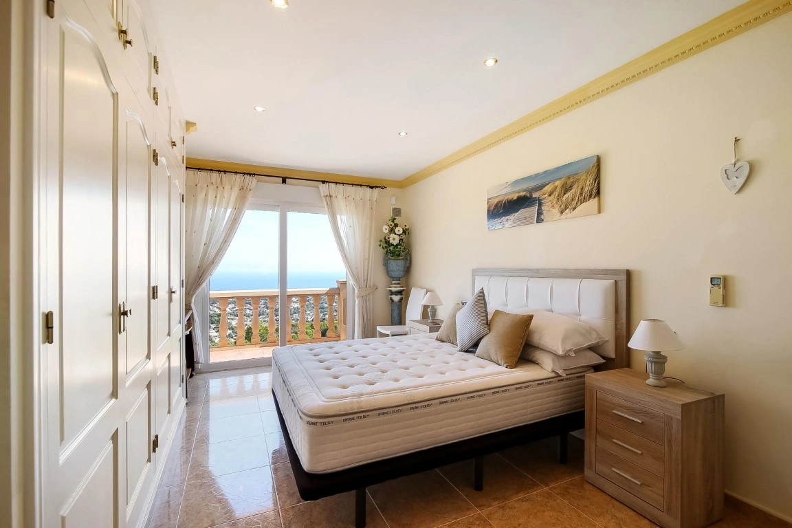 Preciosa villa con vistas panorámicas al mar en venta en Moraira.