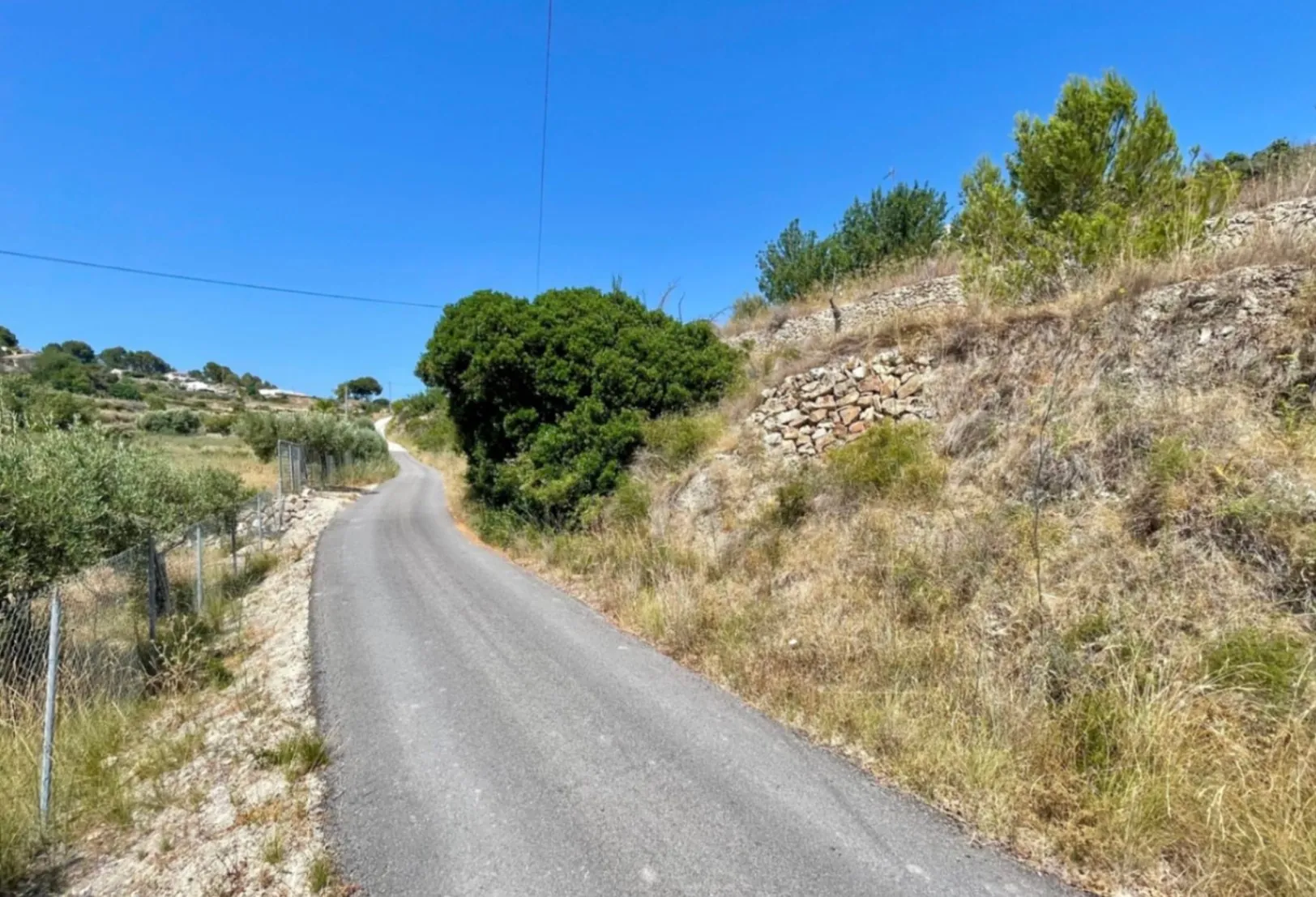 Traditional villa project with building permit for sale on a large plot in Benissa.