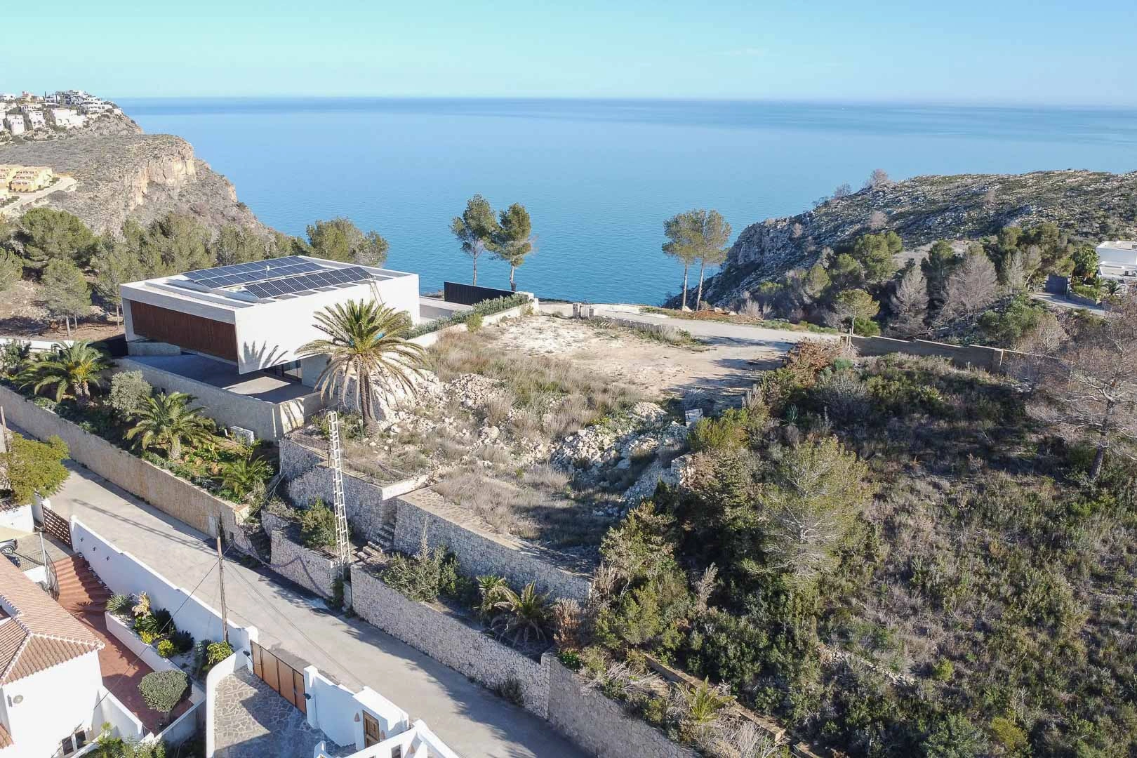 Proyecto de diseño con licencia de obras concedida con vistas panorámicas al mar y a la montaña en venta en Moraira.