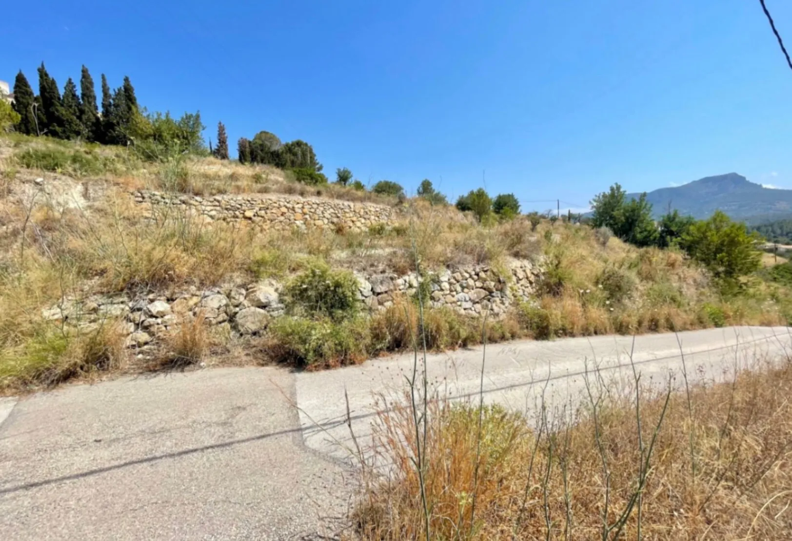 Traditional villa project with building permit for sale on a large plot in Benissa.