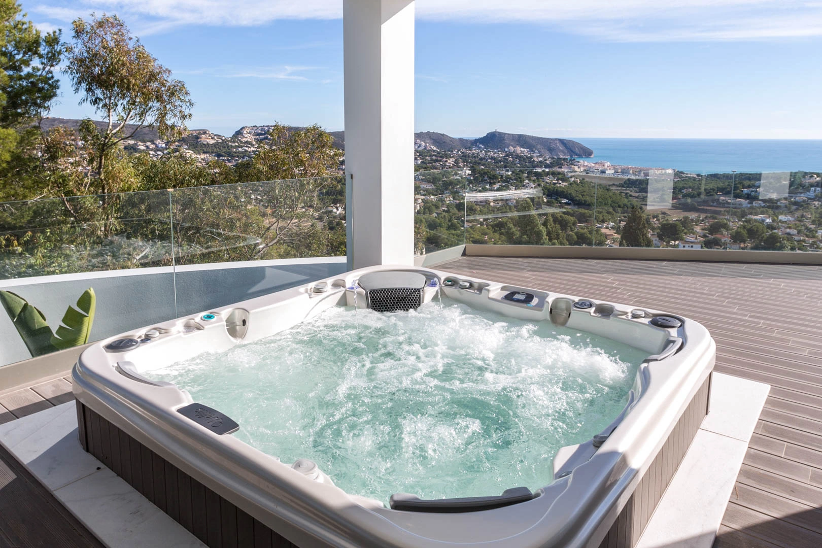 Villa moderna con vistas panoramicas al mar a la venta en Moraira.