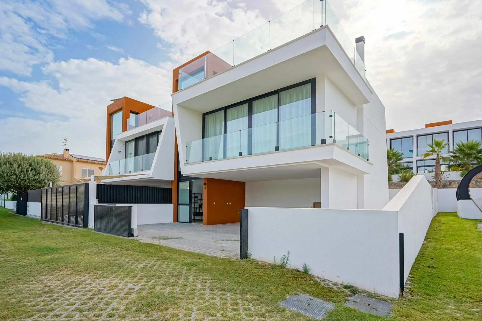 Moderne nieuwbouw geschakelde chalet te koop in Calpe