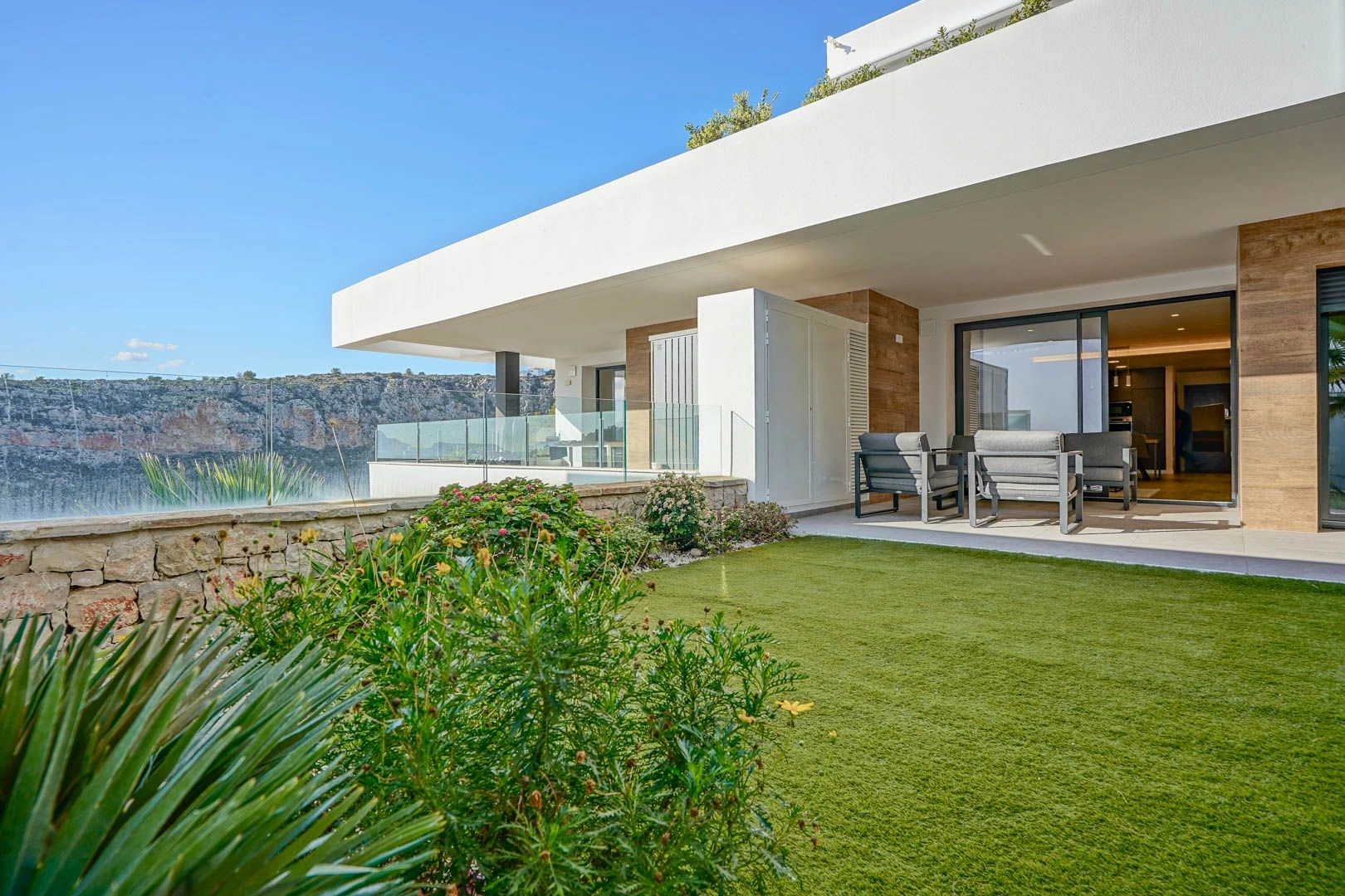 Luminoso y moderno apartamento de dos dormitorios en venta en Cumbre del Sol.