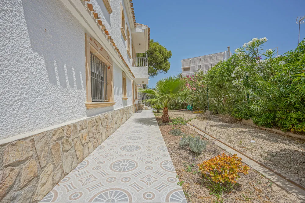 6 slaapkamer villa op 50 meter van het strand te koop in Jávea