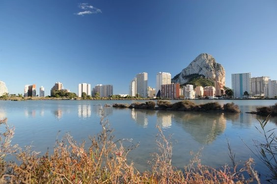 Villa reformada de 5 dormitorios en venta a 500m de la playa y centro de Calpe
