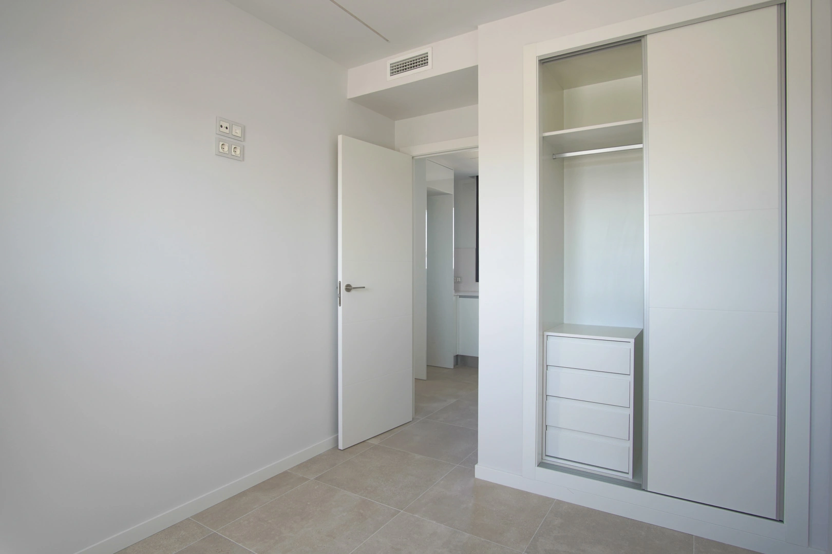 Ático con amplia terraza, en primera linea con vistas al mar y montaña, a la venta en Denia.