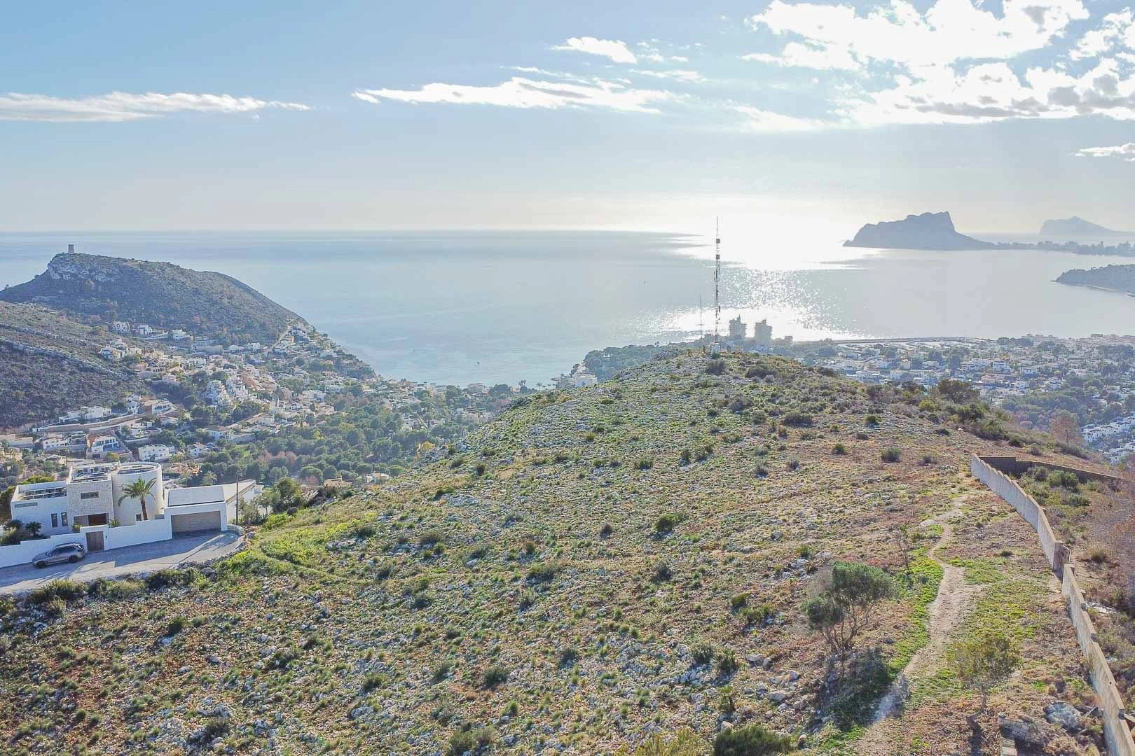 Proyecto de diseño con licencia de obras concedida con vistas panorámicas al mar y a la montaña en venta en Moraira.