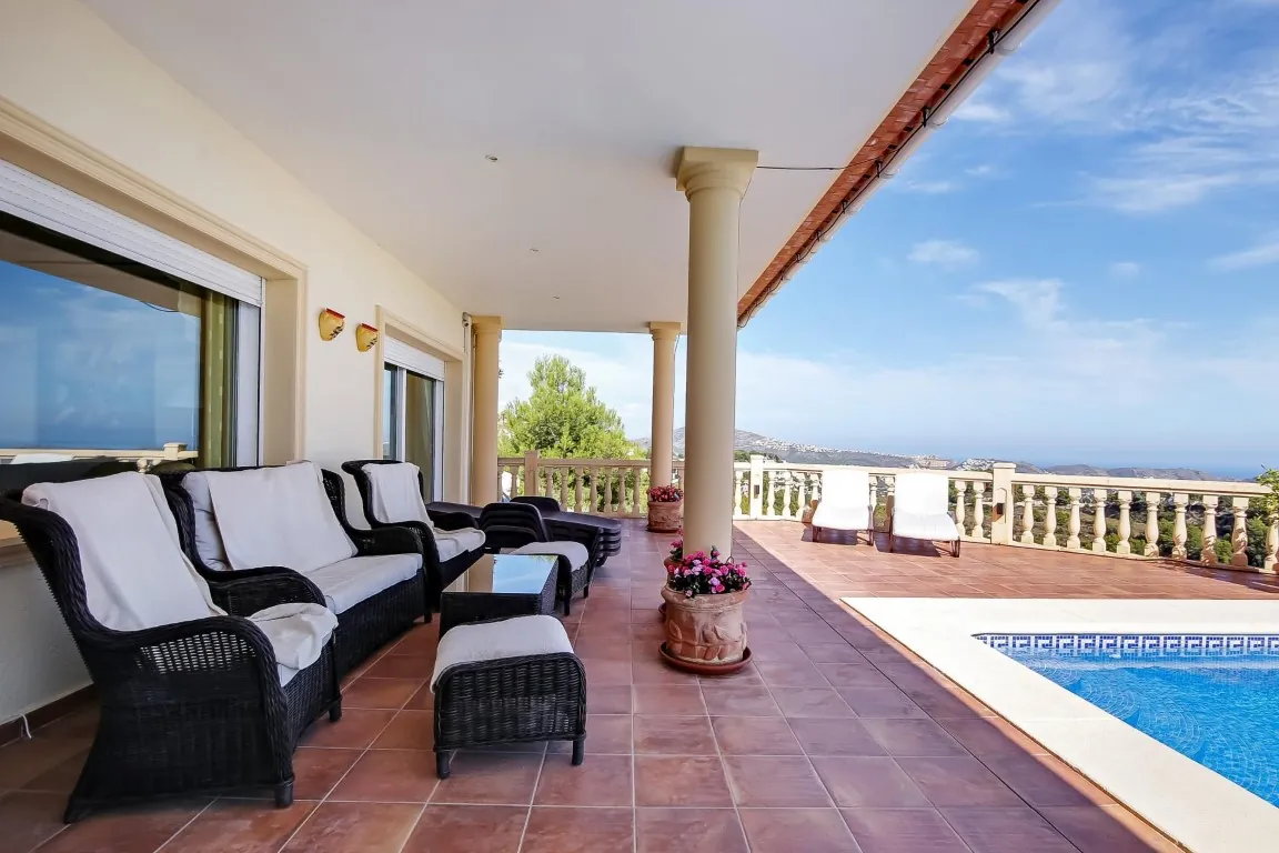 Preciosa villa con vistas panorámicas al mar en venta en Moraira.