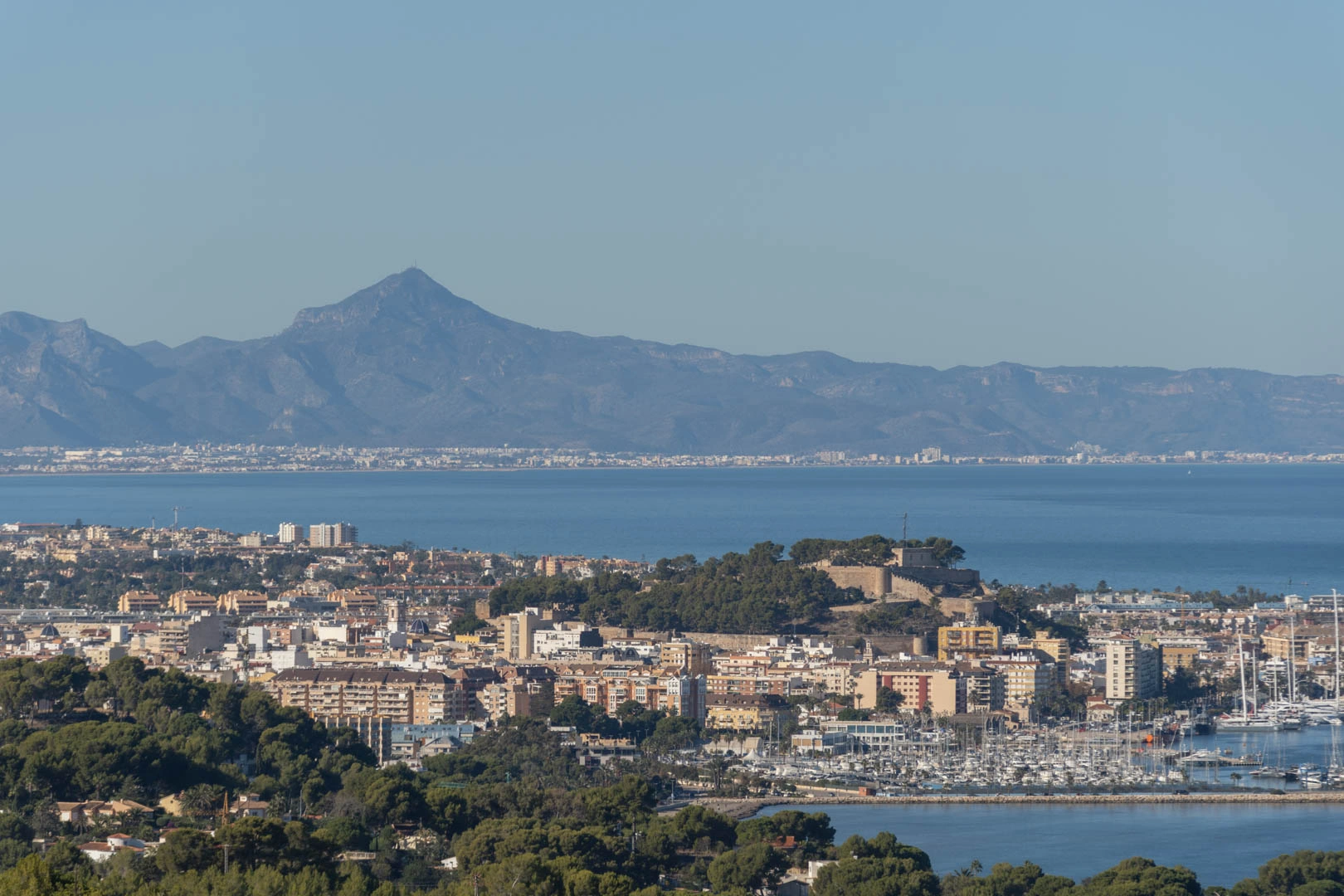 Villa tradicional con licencia para reformar en venta en Denia