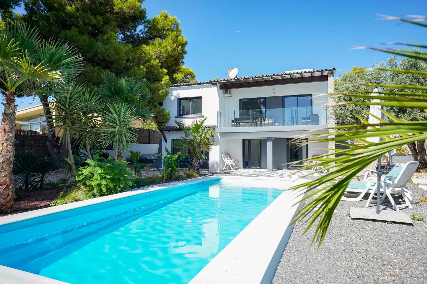 Villa reformada de 5 dormitorios en venta a 500m de la playa y centro de Calpe
