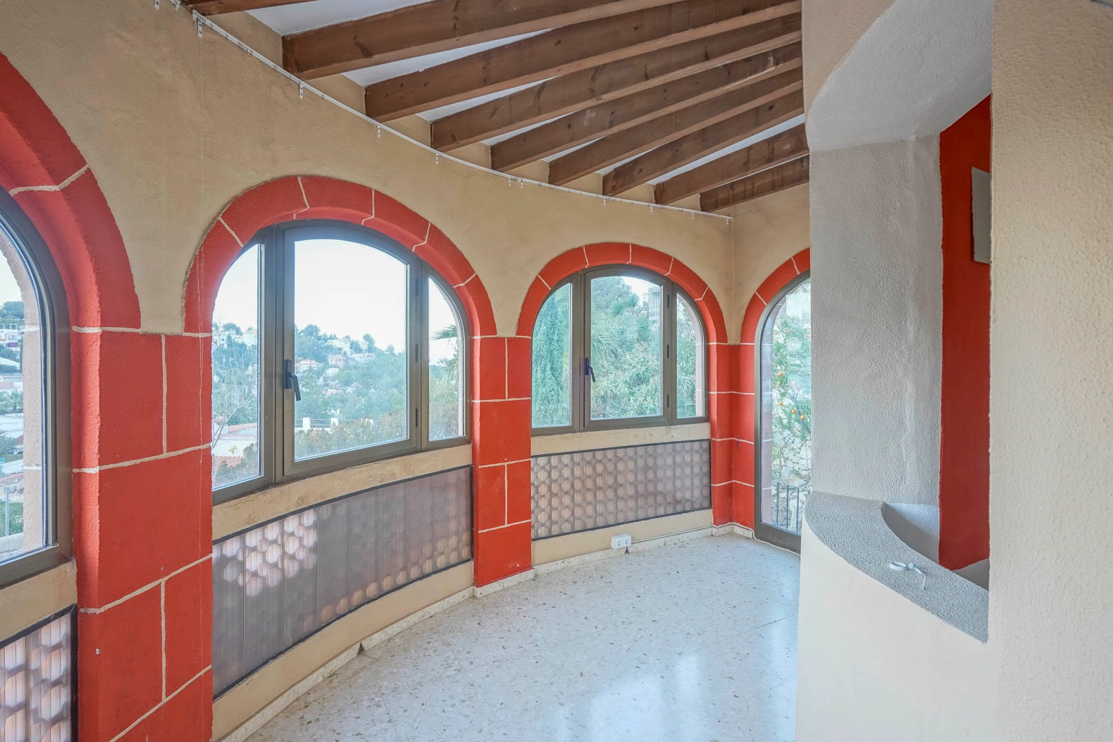 Villa tradicional con licencia para reformar en venta en Denia