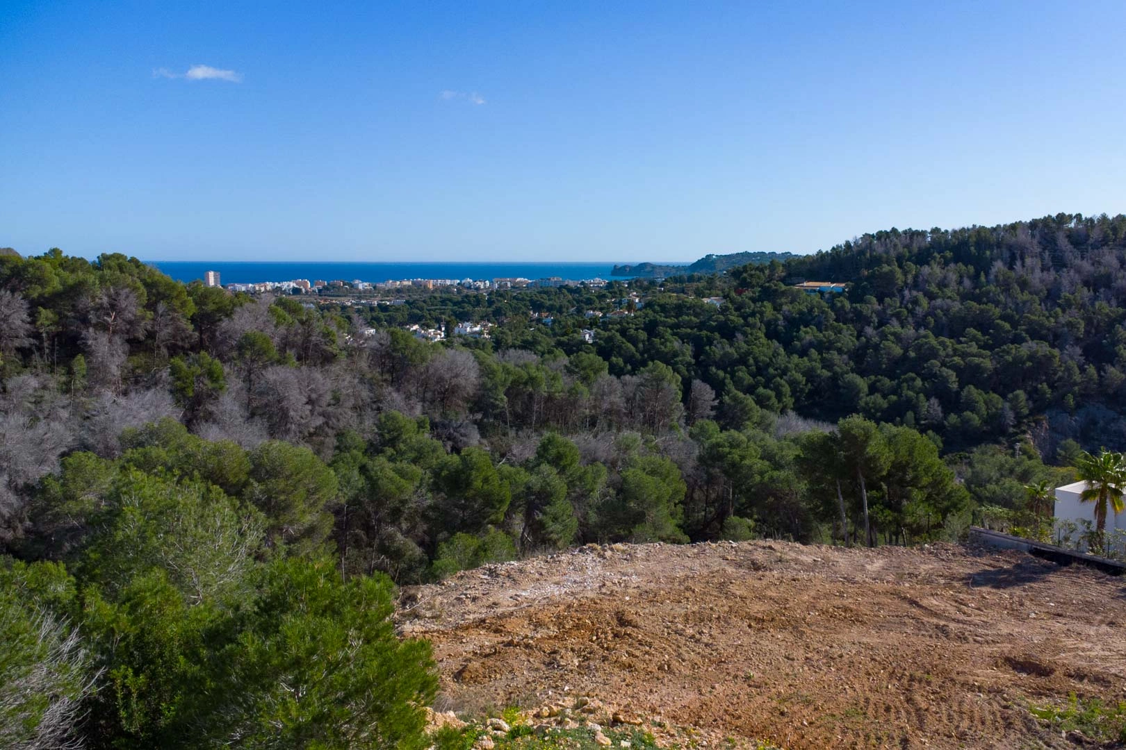 Villa ibicenca elegante con piscina y amplio jardín privado