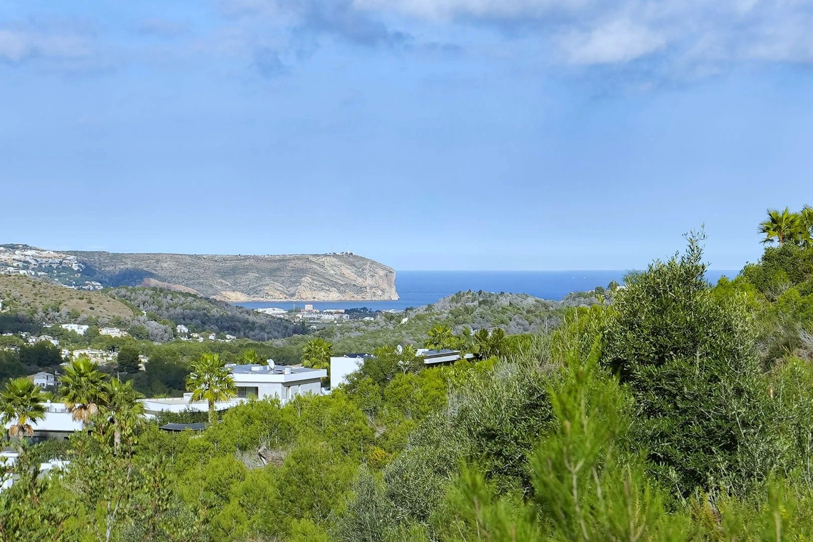 Parcela con vistas al mar, libre de constructor en venta en Javea