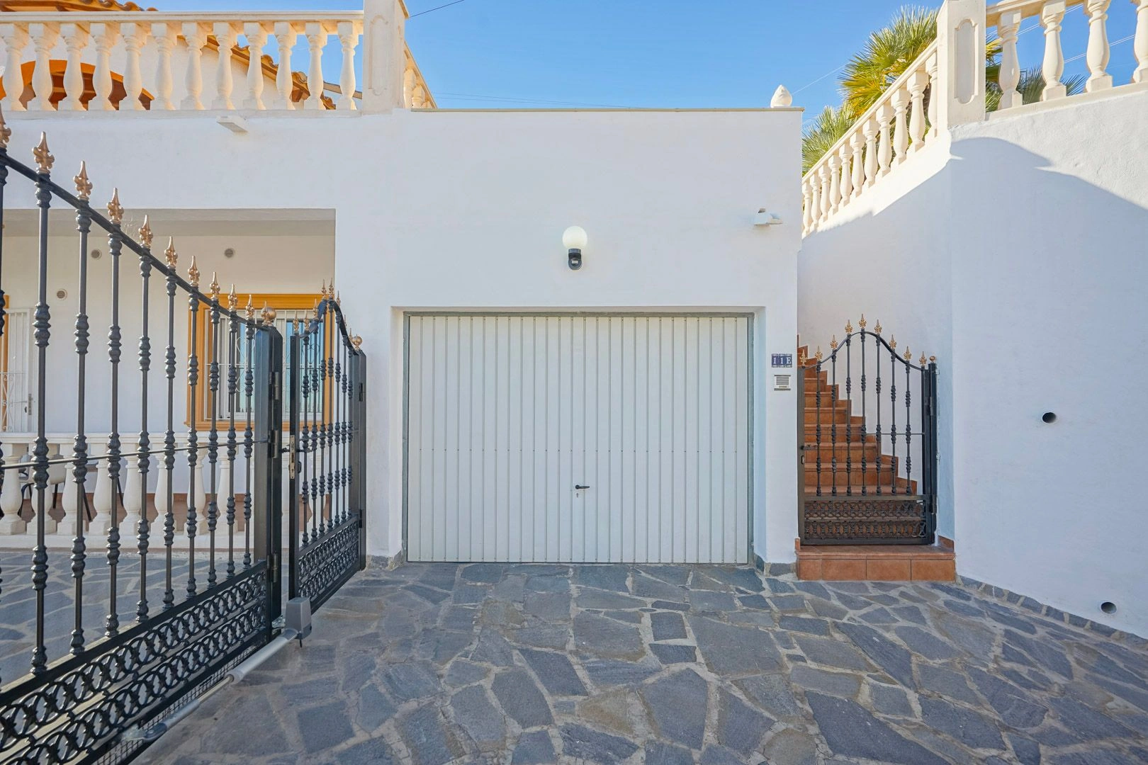 Villa con casa de invitados y vistas panoramicas al mar en venta en Calpe