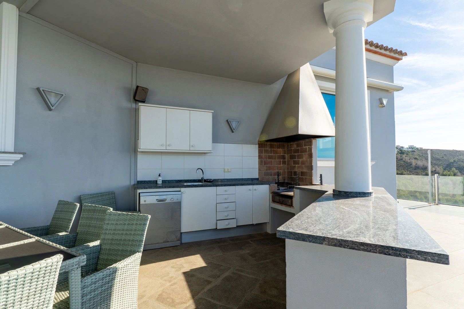 Villa moderna con espectaculares vistas al mar a la venta en moraira
