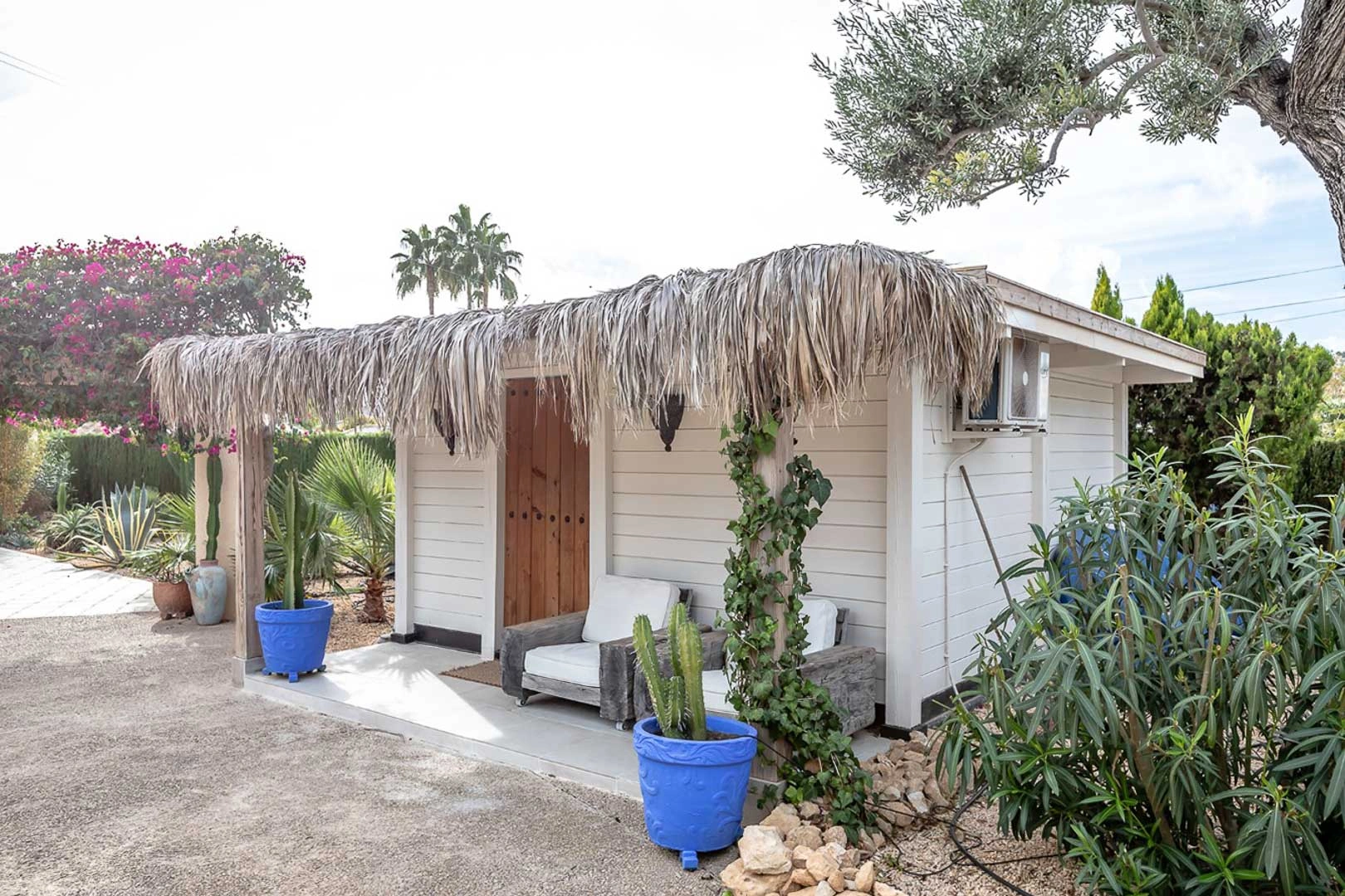 Renovated single-storey villa with pool and garden.