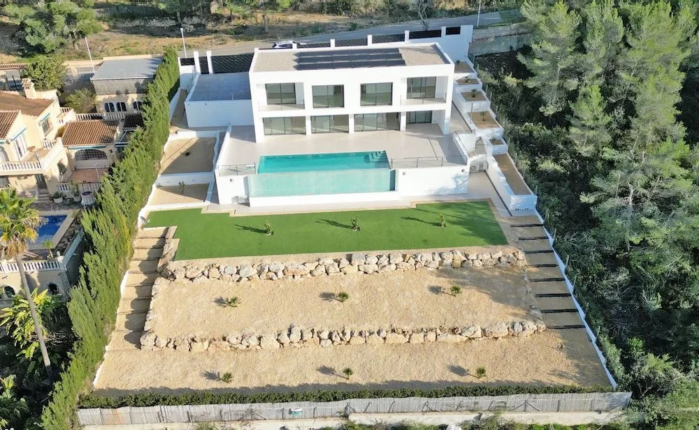 Stunning Modern Villa with Mountain Views and Infinity Pool