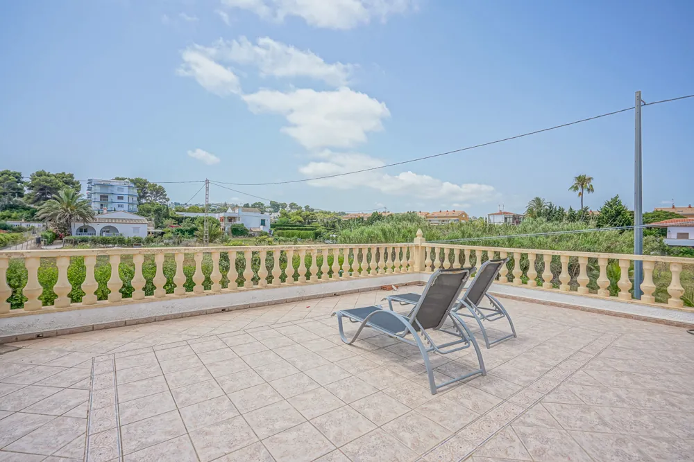 6 slaapkamer villa op 50 meter van het strand te koop in Jávea