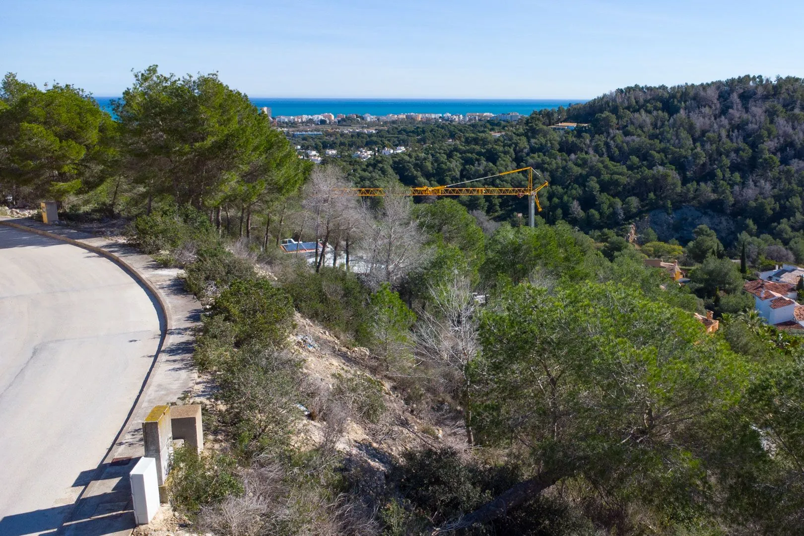 Terreno edificable con vistas al mar, libre de constructor, en venta en Jávea.
