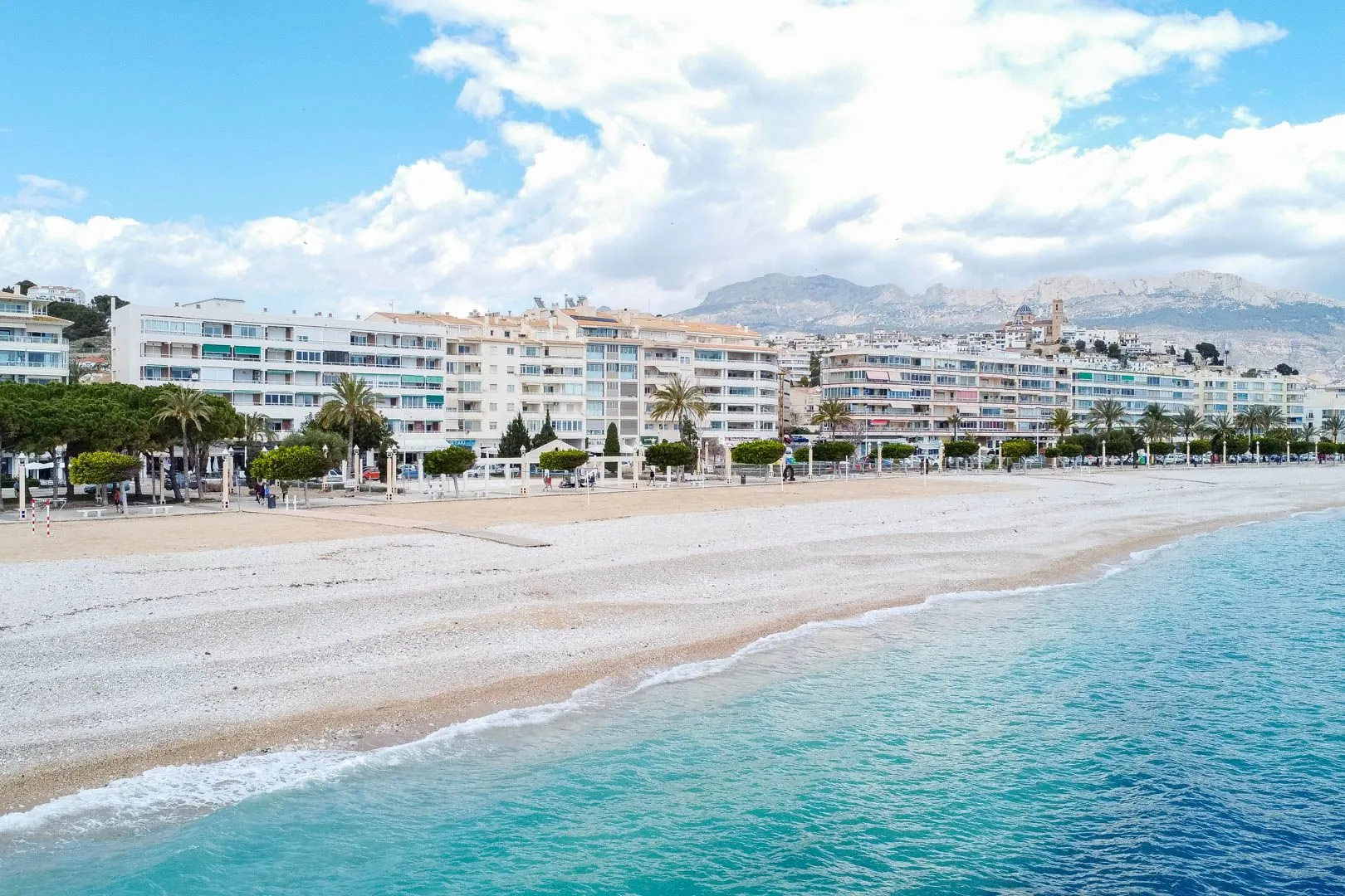 Apartamento de dos dormitorios en primera línea en venta en Altea