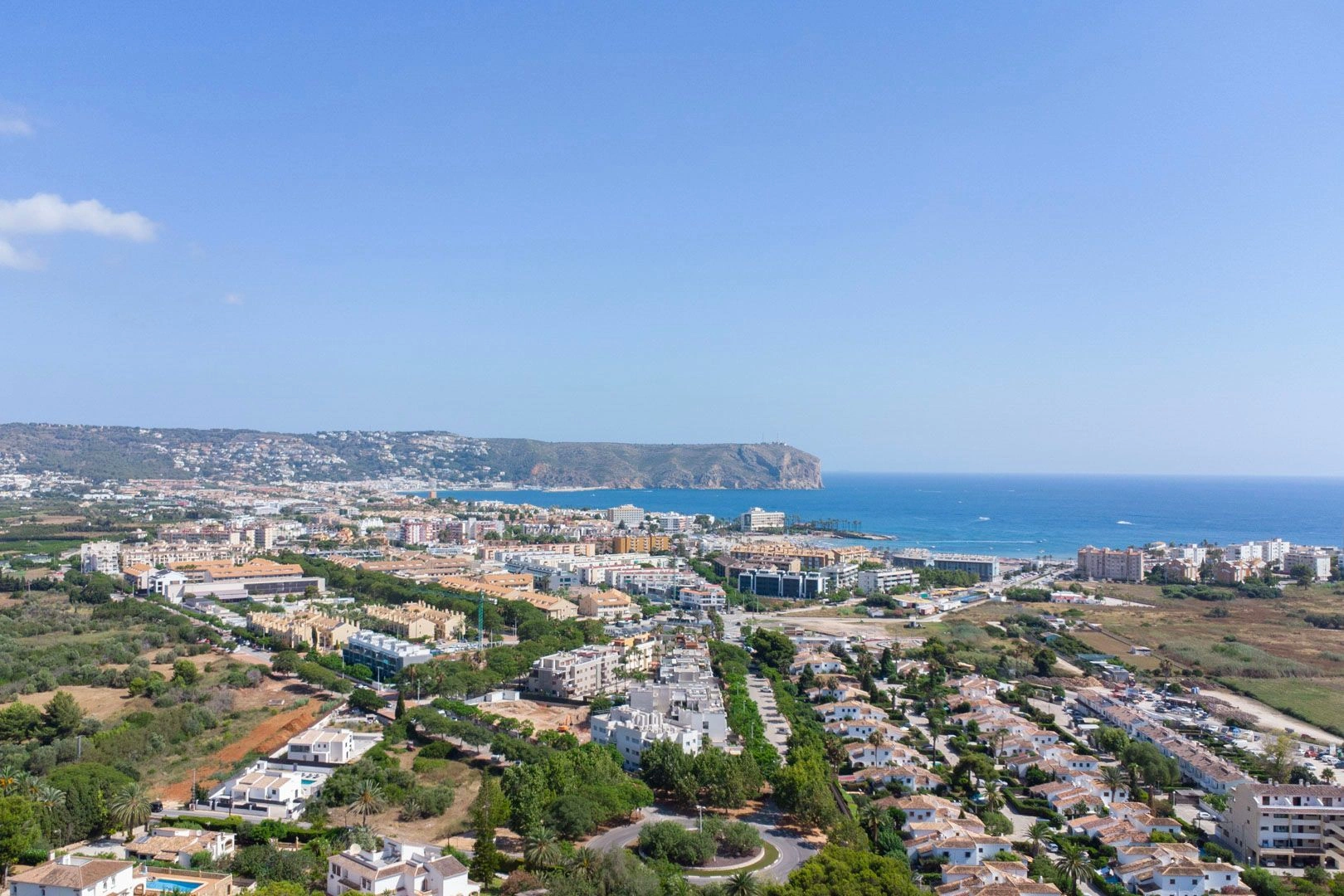 Parcela di 2600 m2 con casa in vendita a pochi passi dalla spiaggia di sabbia a Jávea.