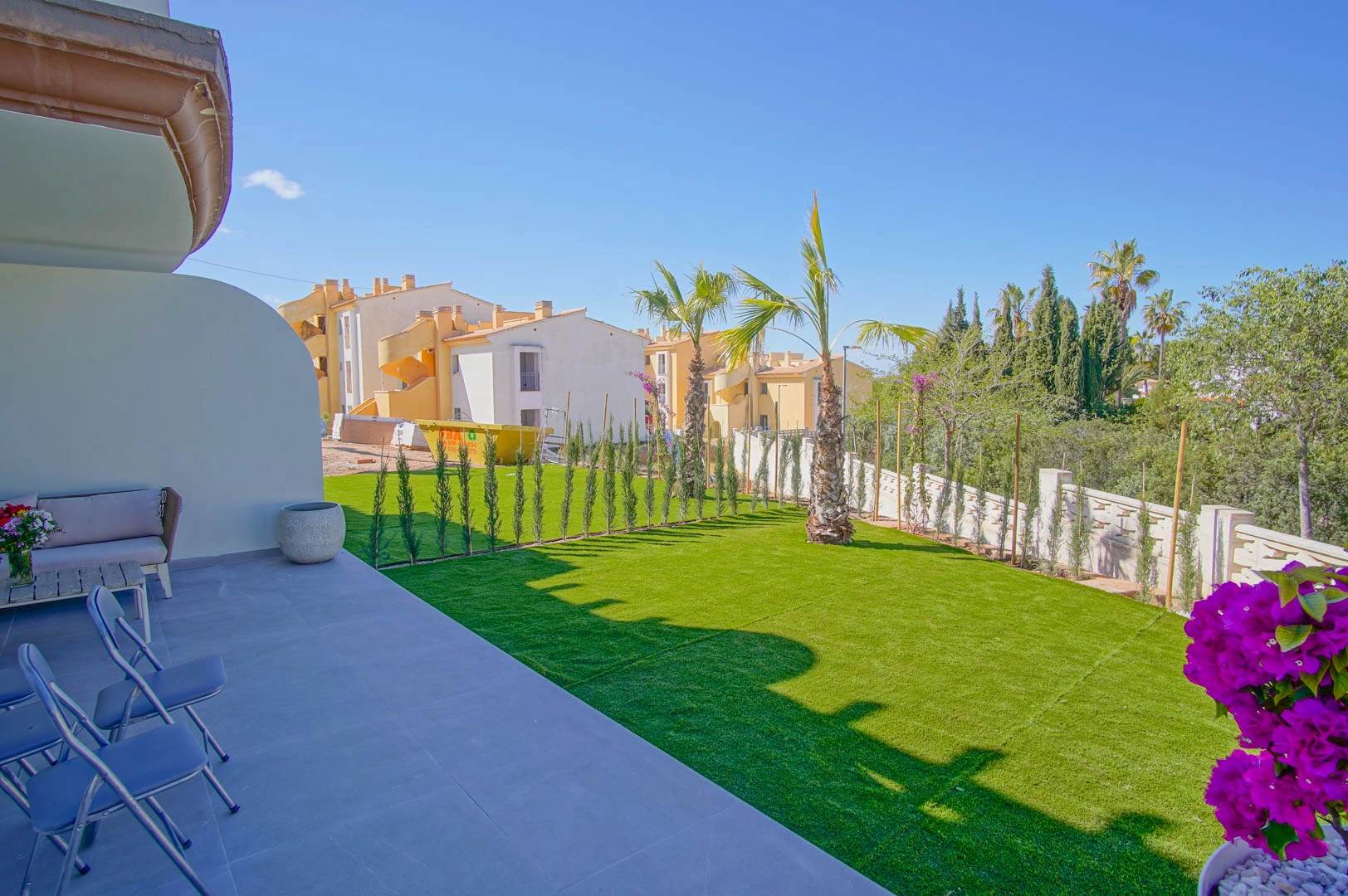 Bajo en venta con espacioso jardín y vistas a la montaña en Denia.