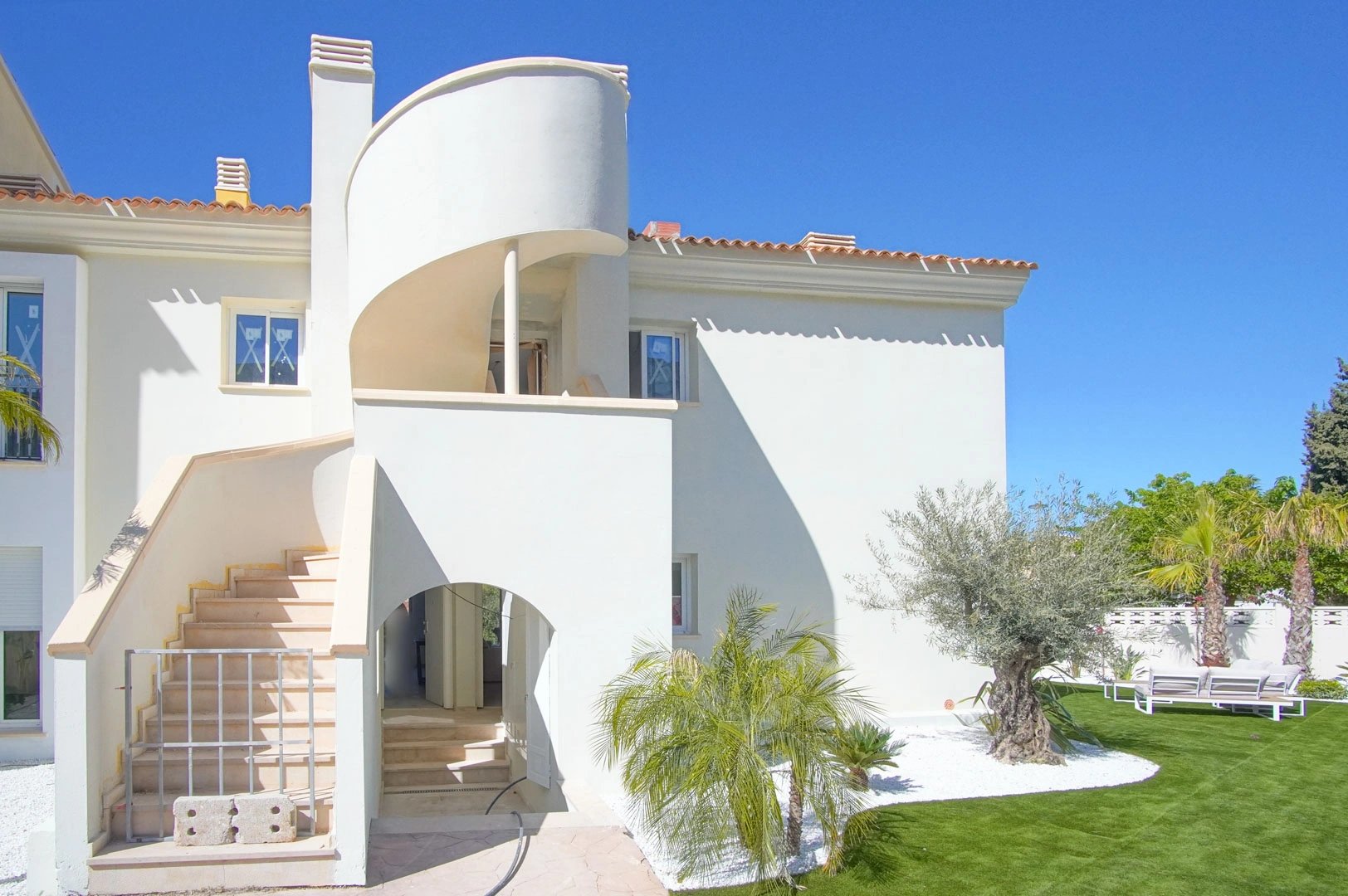 Bajo en venta con espacioso jardín y vistas a la montaña en Denia.