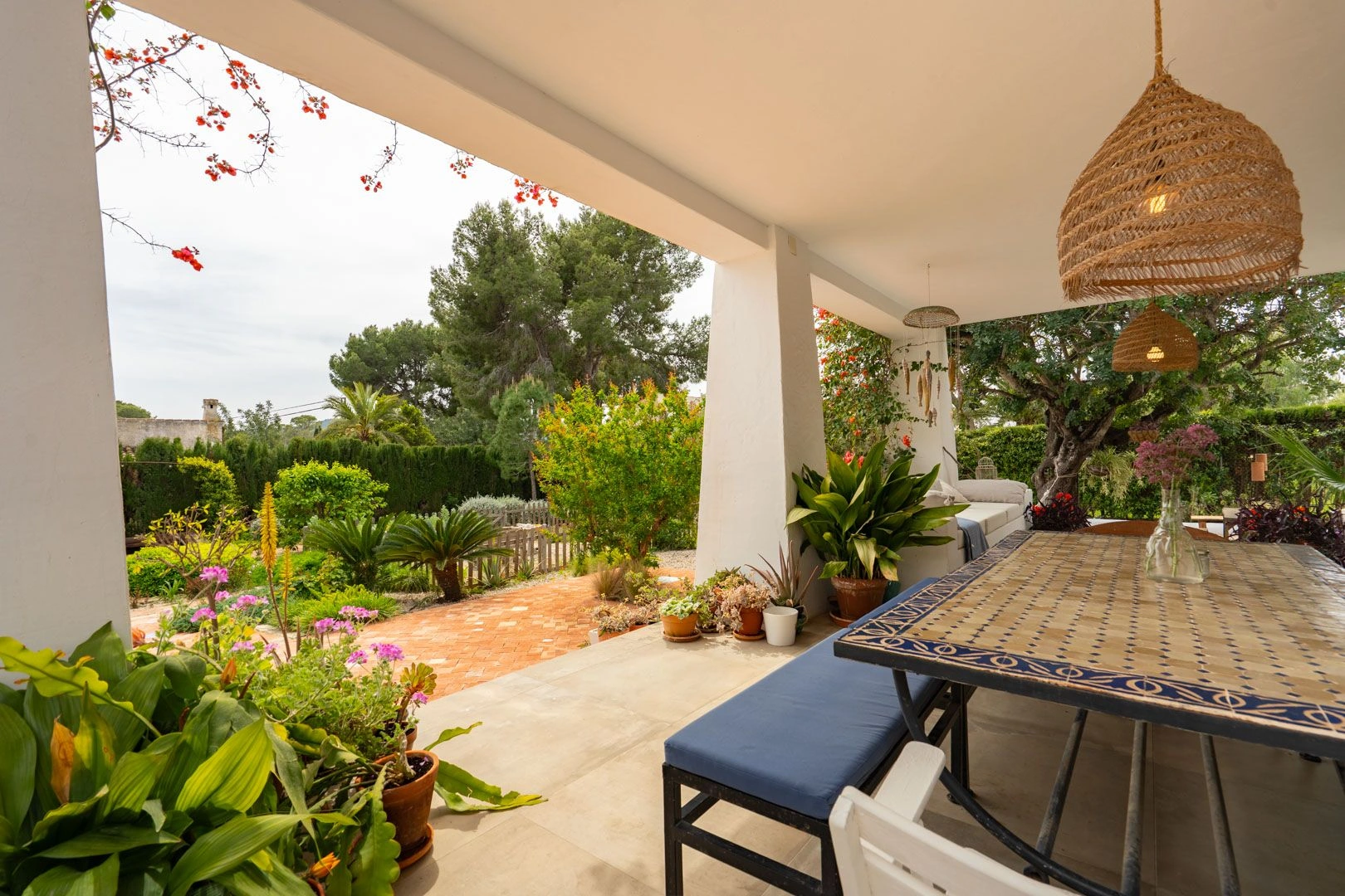 Charmante villa au pied du Montgó avec piscine et maison d'invités.