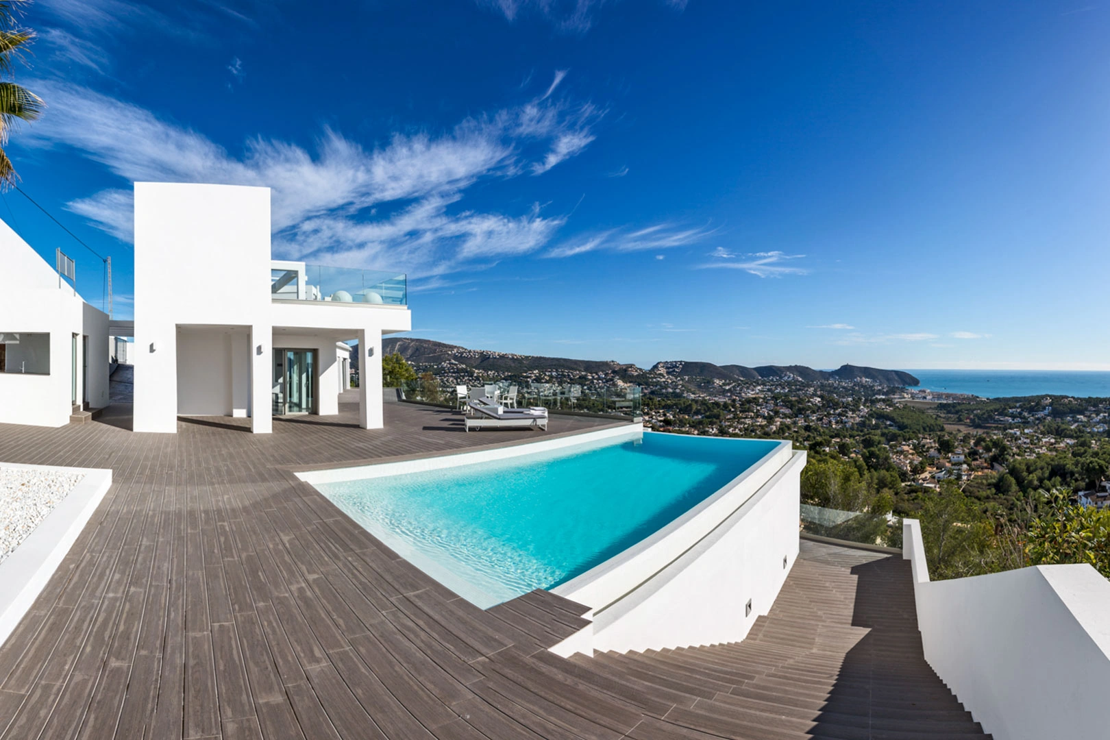 Villa moderna con vistas panoramicas al mar a la venta en Moraira.