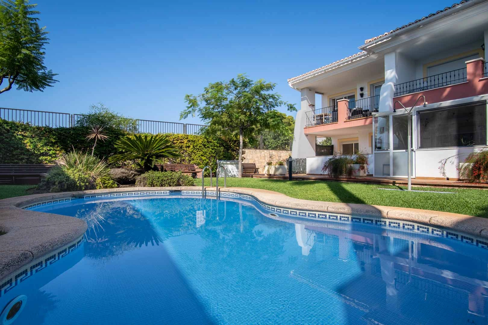 Apartamento en planta baja con piscina comunitaria en venta en Jesús Pobre.