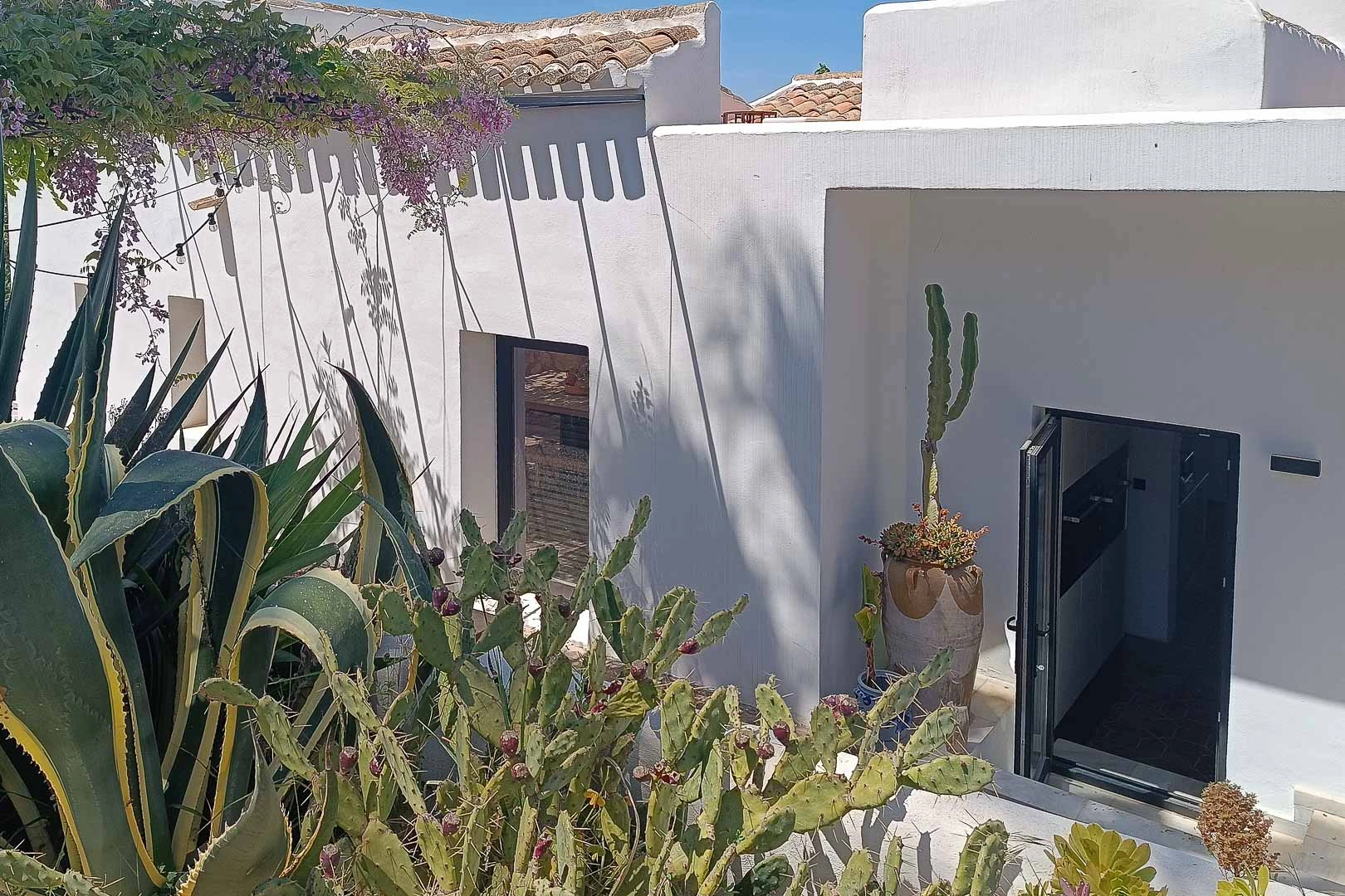Superbe villa de style rustique avec vue sur la mer et le Montgo.