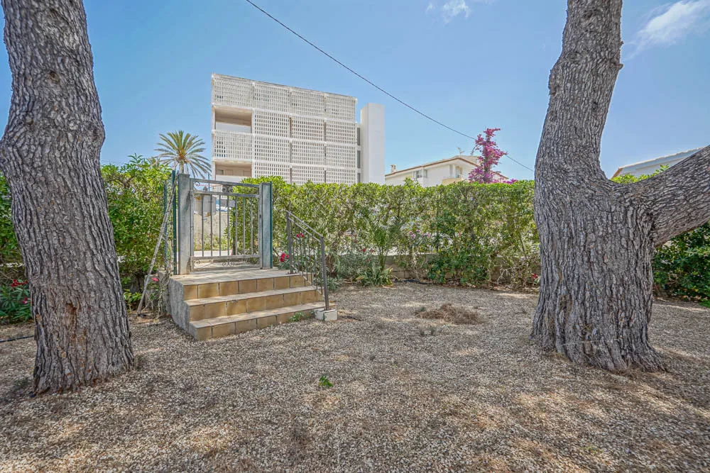 6 slaapkamer villa op 50 meter van het strand te koop in Jávea