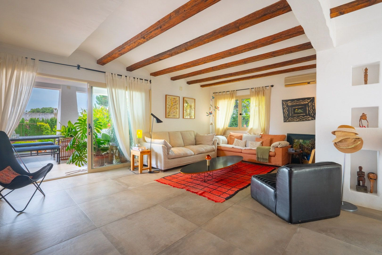 Charmante villa au pied du Montgó avec piscine et maison d'invités.