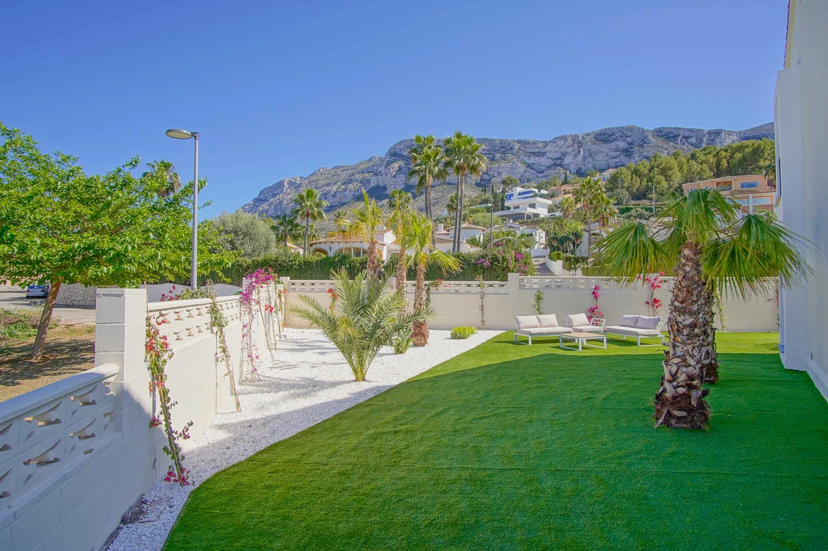 Bajo en venta con espacioso jardín y vistas a la montaña en Denia.